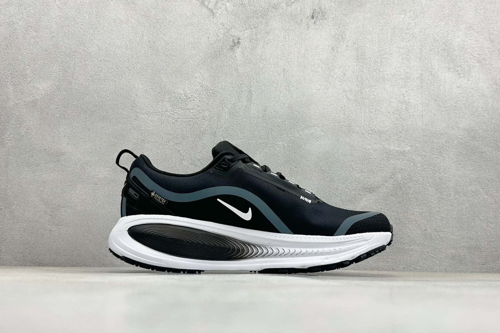 Nike VOMERO 18 GTX 耐克 舒适减震防滑 低帮跑步鞋 全掌ReactX泡绵中底 HQ7002-002