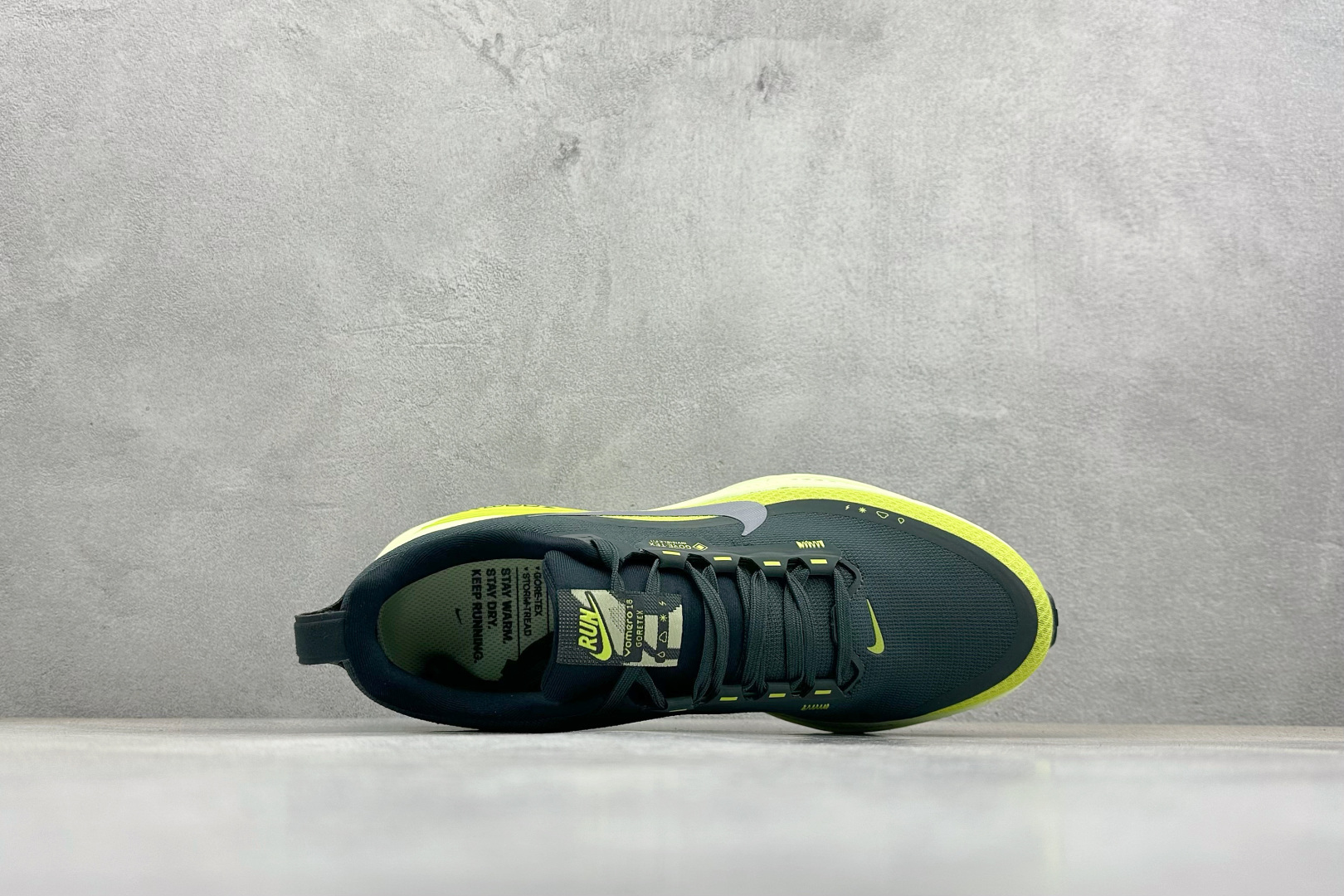 Nike VOMERO 18 GTX 耐克 舒适减震防滑 低帮跑步鞋 HQ7002-300