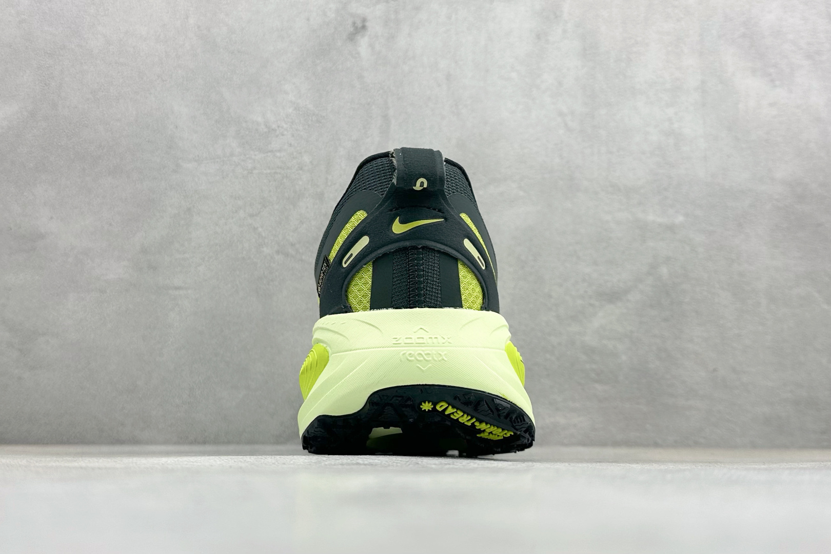 Nike VOMERO 18 GTX 耐克 舒适减震防滑 低帮跑步鞋 HQ7002-300
