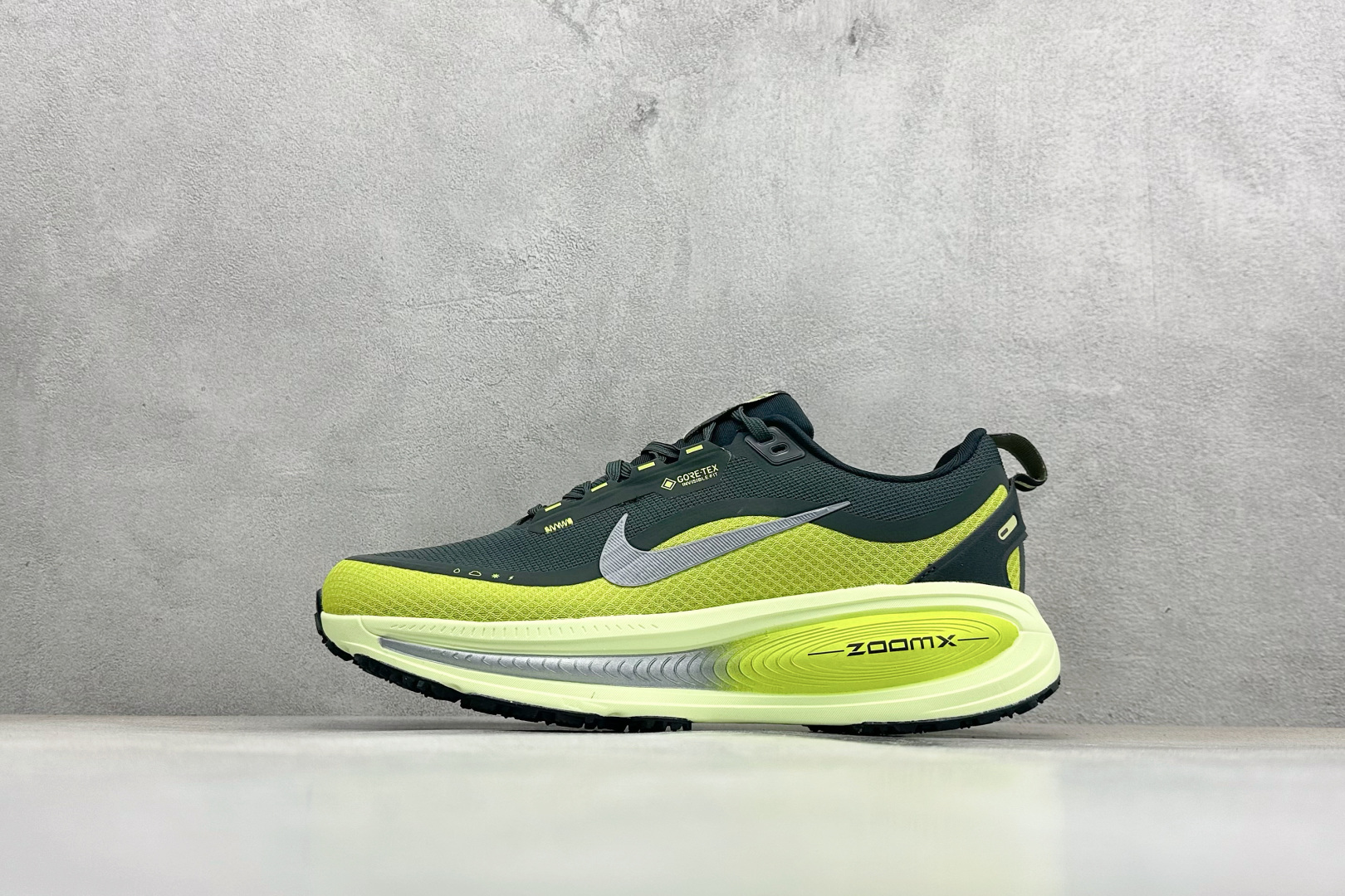 Nike VOMERO 18 GTX 耐克 舒适减震防滑 低帮跑步鞋 HQ7002-300
