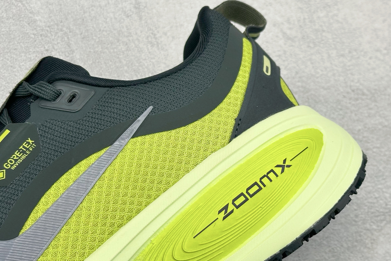 Nike VOMERO 18 GTX 耐克 舒适减震防滑 低帮跑步鞋 HQ7002-300