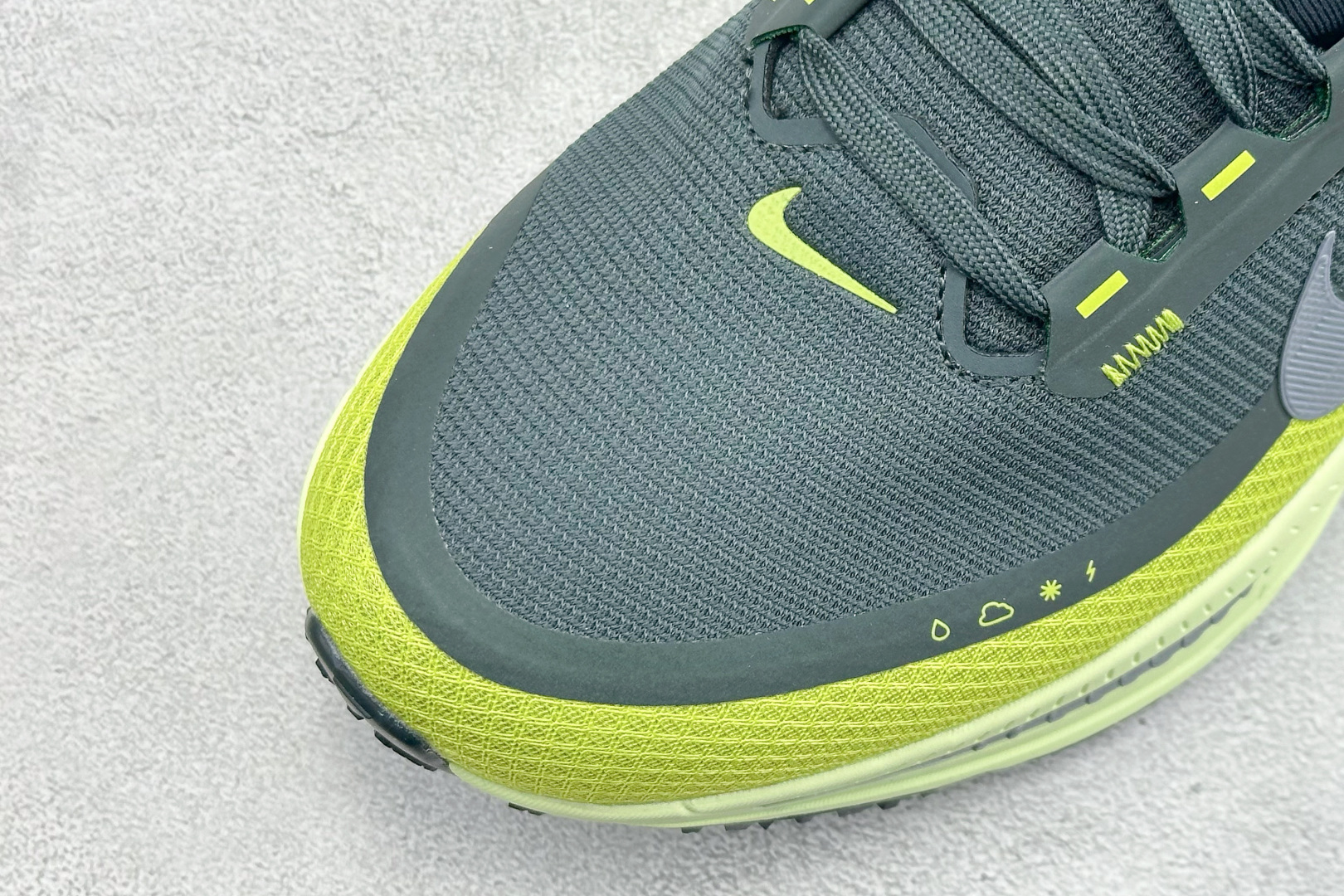 Nike VOMERO 18 GTX 耐克 舒适减震防滑 低帮跑步鞋 HQ7002-300