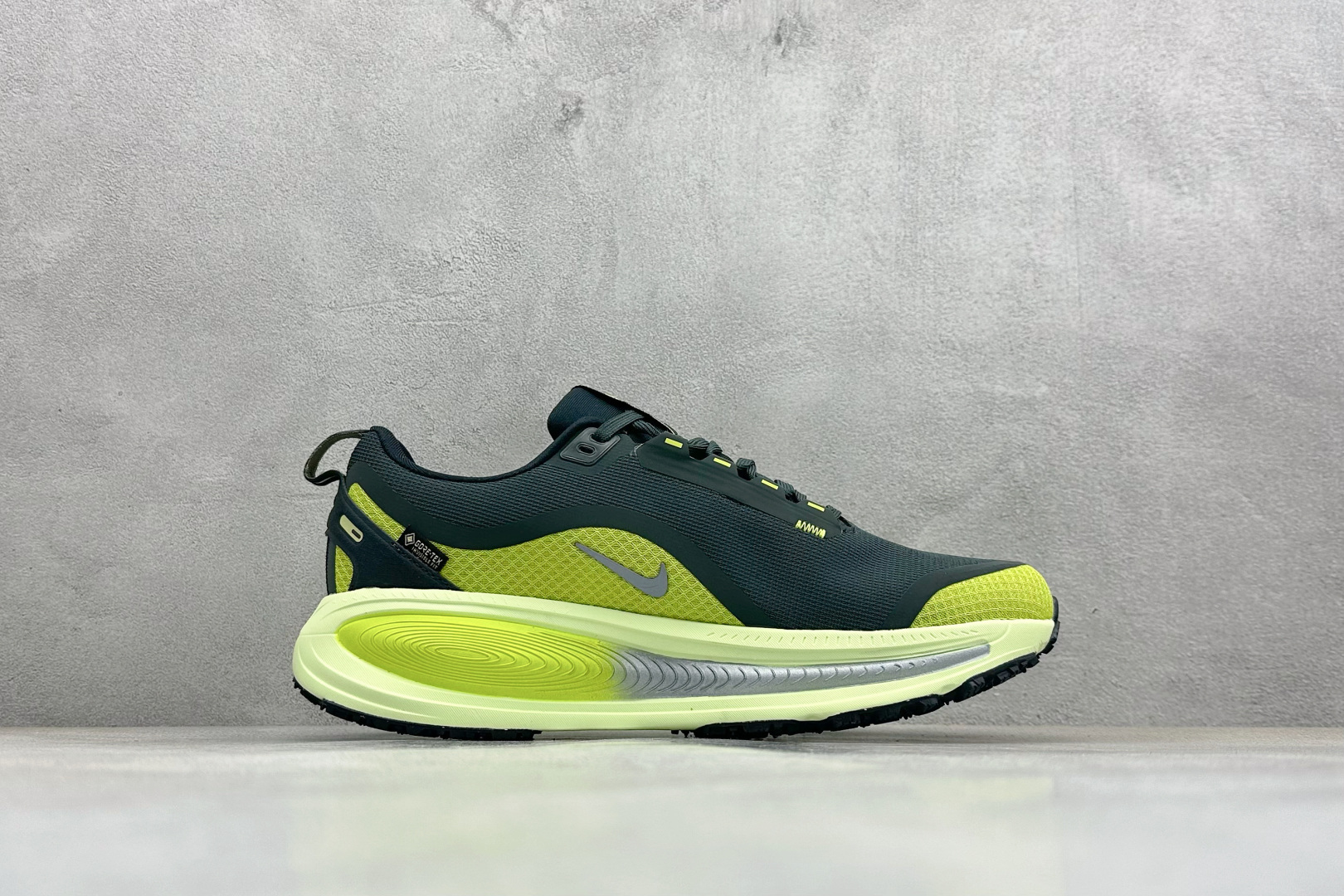 Nike VOMERO 18 GTX 耐克 舒适减震防滑 低帮跑步鞋 HQ7002-300