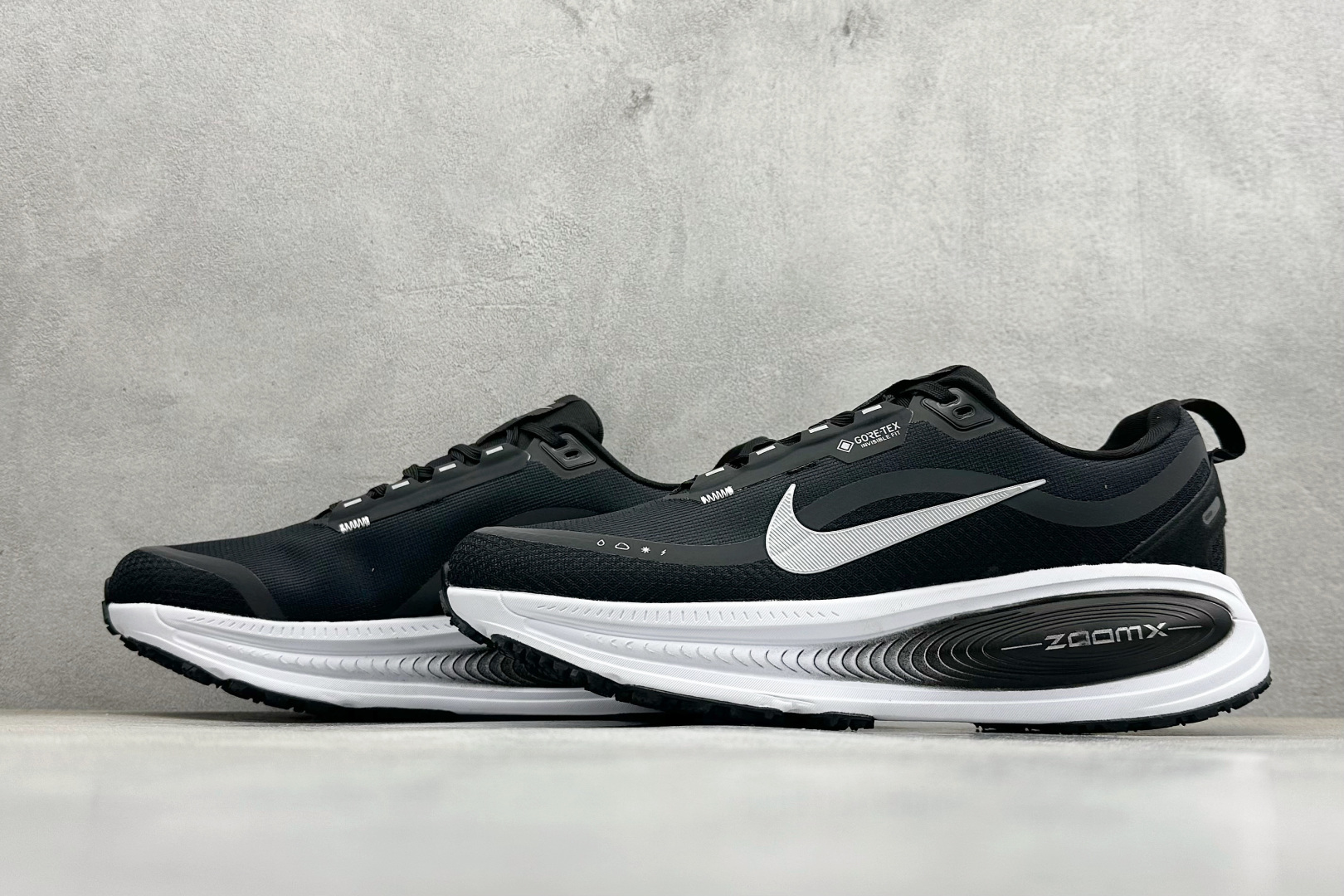 Nike VOMERO 18 GTX 耐克 舒适减震防滑 低帮跑步鞋 全掌ReactX泡绵中底 HQ7001-002 Nike VOMERO 18 GTX 耐克 舒适减震防滑 低帮跑步鞋 全掌ReactX泡绵中底 HQ7001-002