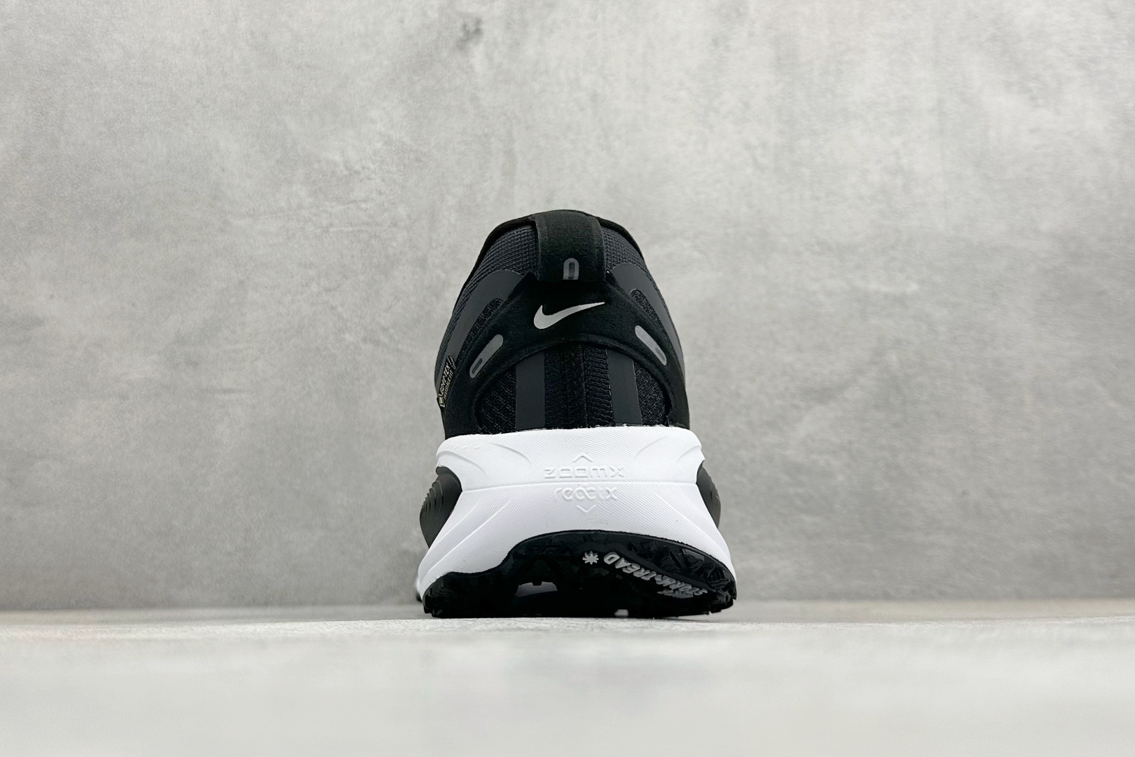 Nike VOMERO 18 GTX 耐克 舒适减震防滑 低帮跑步鞋 全掌ReactX泡绵中底 HQ7001-002 Nike VOMERO 18 GTX 耐克 舒适减震防滑 低帮跑步鞋 全掌ReactX泡绵中底 HQ7001-002