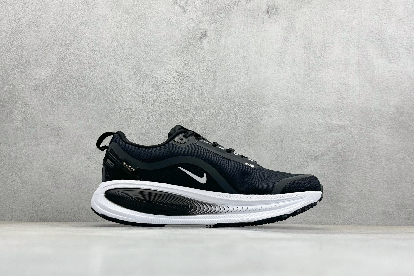 Nike VOMERO 18 GTX 耐克 舒适减震防滑 低帮跑步鞋 全掌ReactX泡绵中底 HQ7001-002 Nike VOMERO 18 GTX 耐克 舒适减震防滑 低帮跑步鞋 全掌ReactX泡绵中底 HQ7001-002