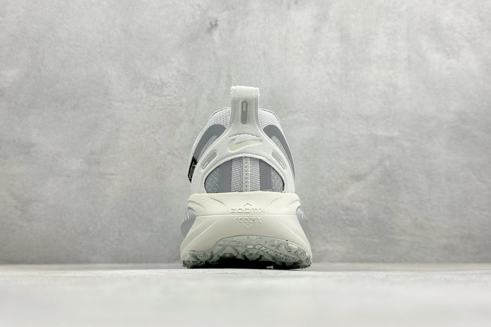 Nike VOMERO 18 GTX 耐克 舒适减震防滑 低帮跑步鞋 全掌ReactX泡绵中底 HQ7001-003