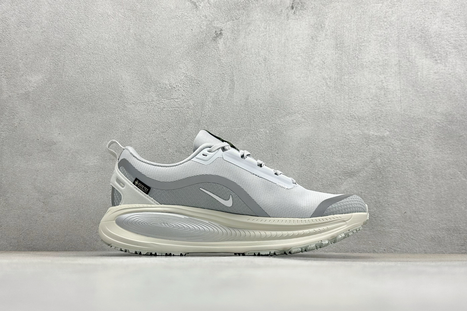 Nike VOMERO 18 GTX 耐克 舒适减震防滑 低帮跑步鞋 全掌ReactX泡绵中底 HQ7001-003
