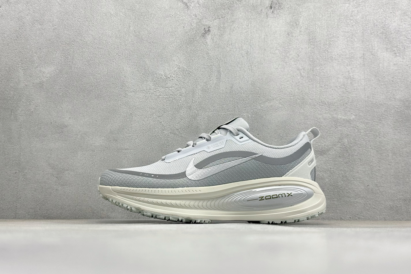 Nike VOMERO 18 GTX 耐克 舒适减震防滑 低帮跑步鞋 全掌ReactX泡绵中底 HQ7001-003