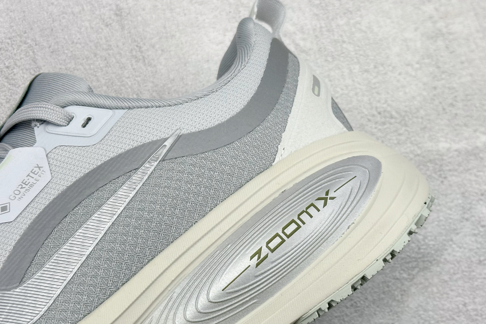 Nike VOMERO 18 GTX 耐克 舒适减震防滑 低帮跑步鞋 全掌ReactX泡绵中底 HQ7001-003