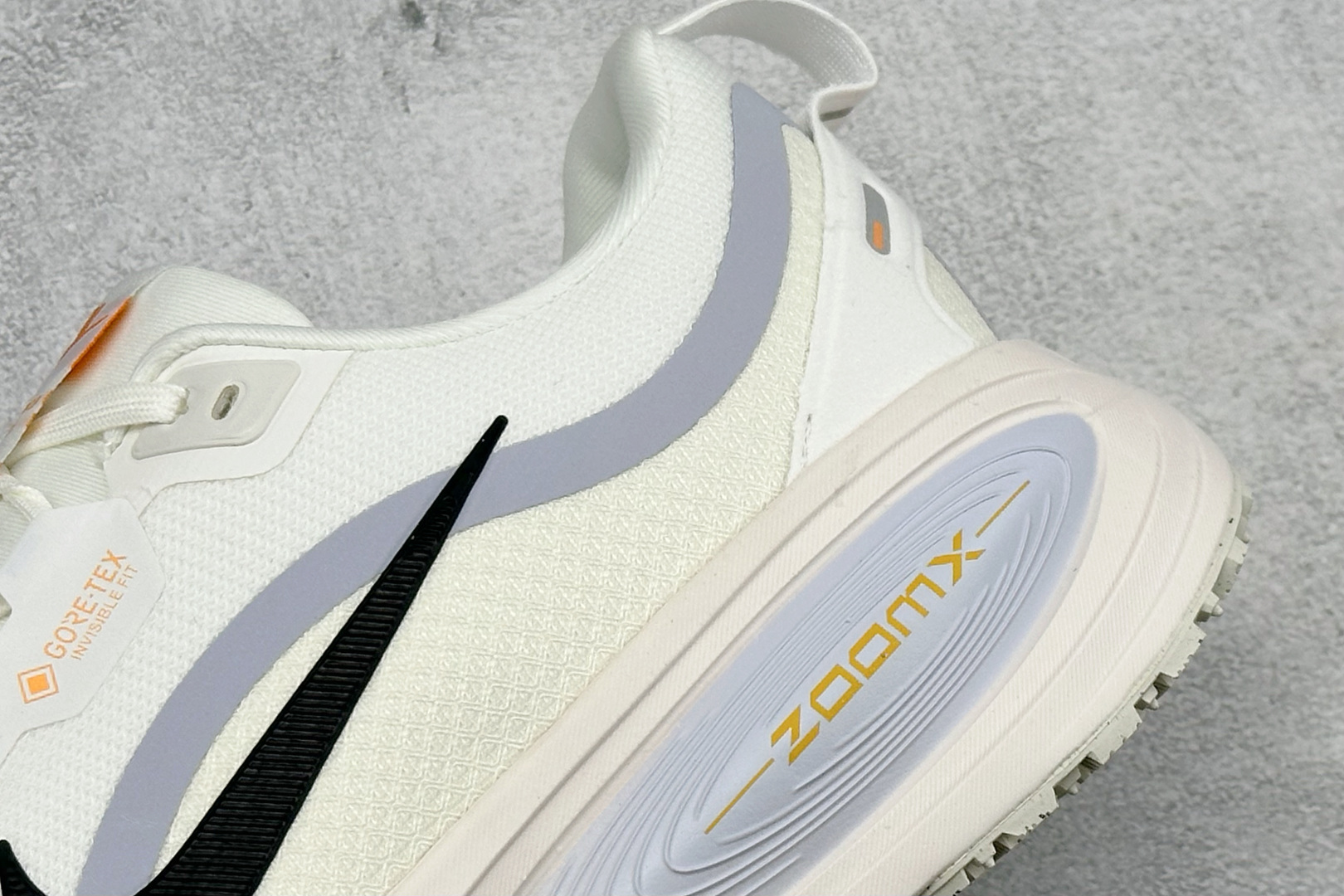 Nike VOMERO 18 GTX 耐克 舒适减震防滑 低帮跑步鞋 HQ7002-100 Nike VOMERO 18 GTX 耐克 舒适减震防滑 低帮跑步鞋 HQ7002-100