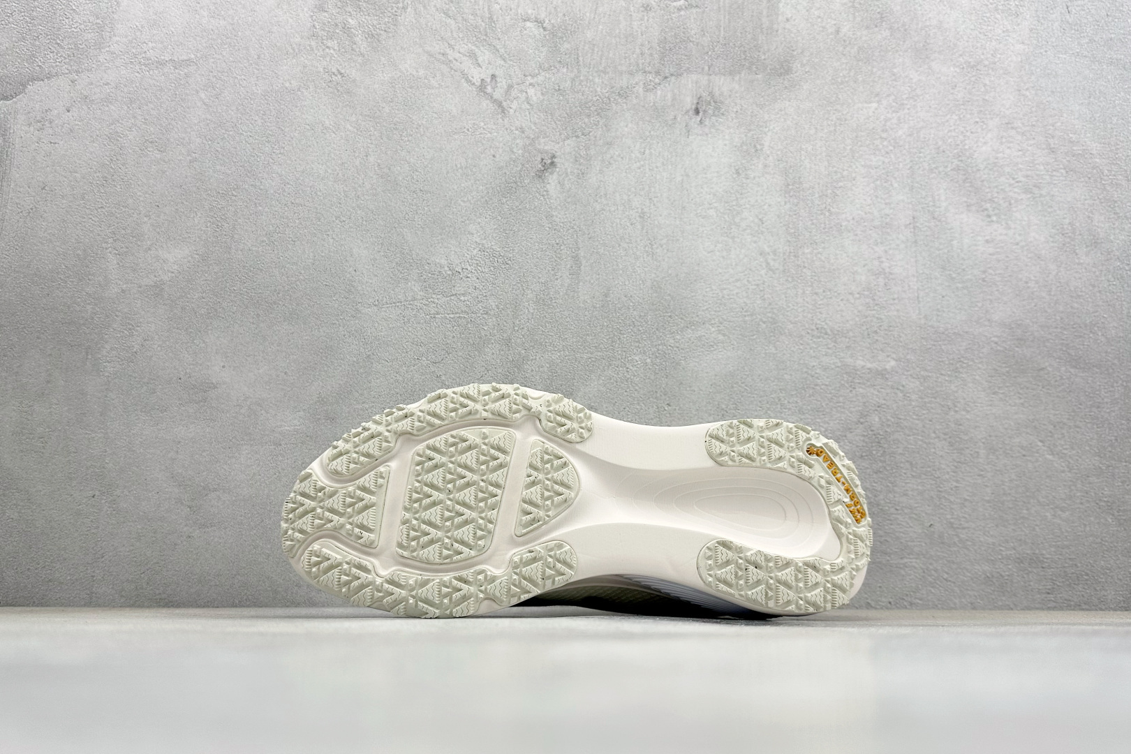 Nike VOMERO 18 GTX 耐克 舒适减震防滑 低帮跑步鞋 HQ7002-100 Nike VOMERO 18 GTX 耐克 舒适减震防滑 低帮跑步鞋 HQ7002-100