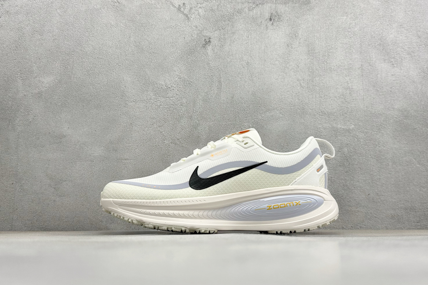 Nike VOMERO 18 GTX 耐克 舒适减震防滑 低帮跑步鞋 HQ7002-100 Nike VOMERO 18 GTX 耐克 舒适减震防滑 低帮跑步鞋 HQ7002-100