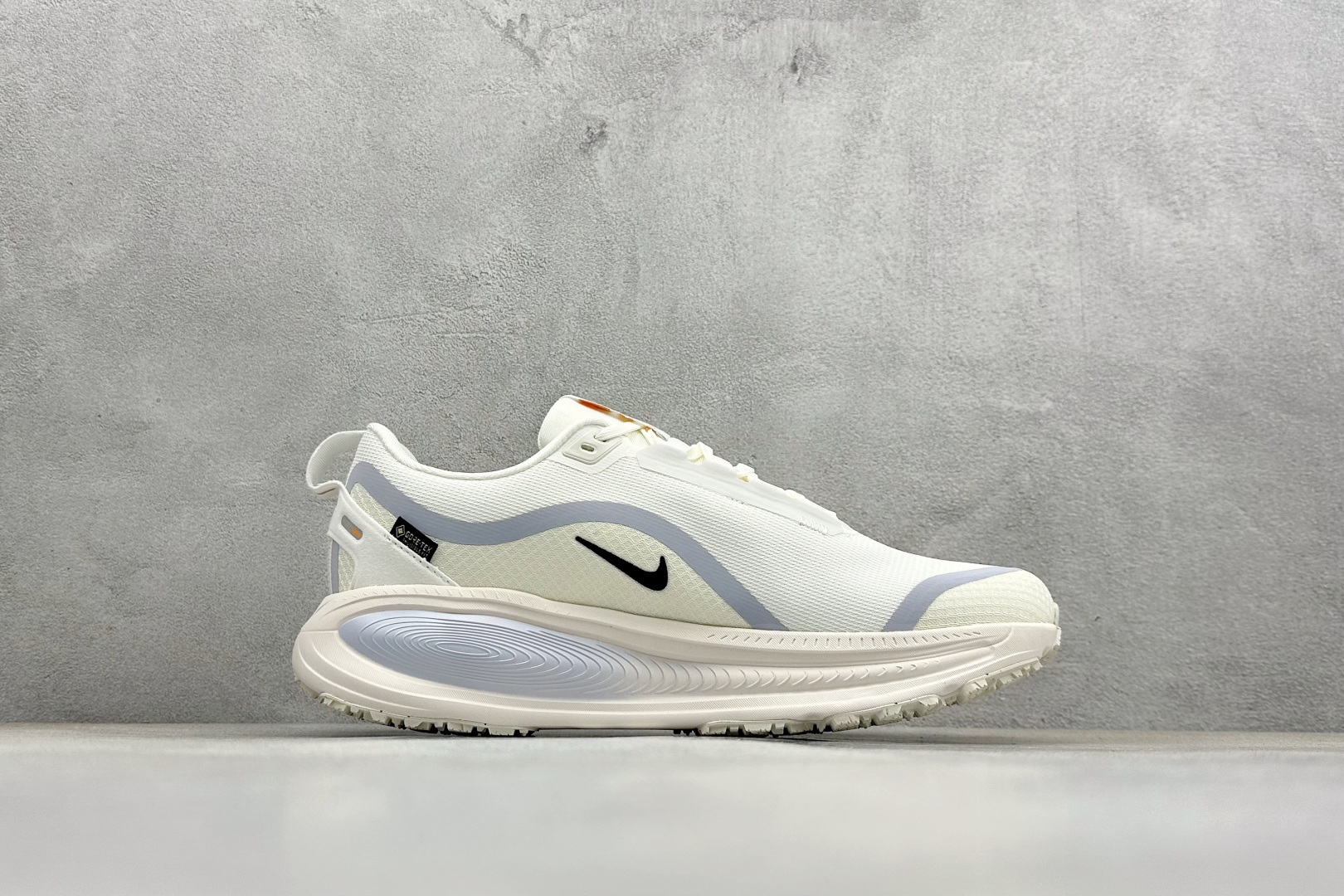 Nike VOMERO 18 GTX 耐克 舒适减震防滑 低帮跑步鞋 HQ7002-100 Nike VOMERO 18 GTX 耐克 舒适减震防滑 低帮跑步鞋 HQ7002-100