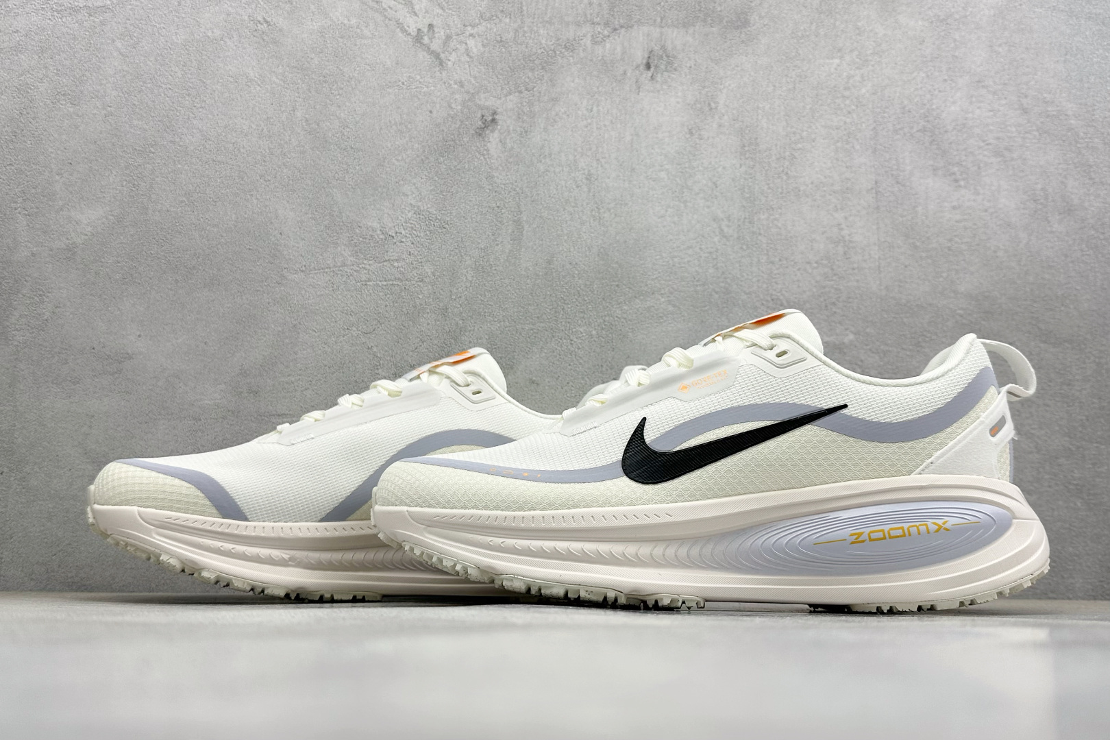 Nike VOMERO 18 GTX 耐克 舒适减震防滑 低帮跑步鞋 HQ7002-100 Nike VOMERO 18 GTX 耐克 舒适减震防滑 低帮跑步鞋 HQ7002-100