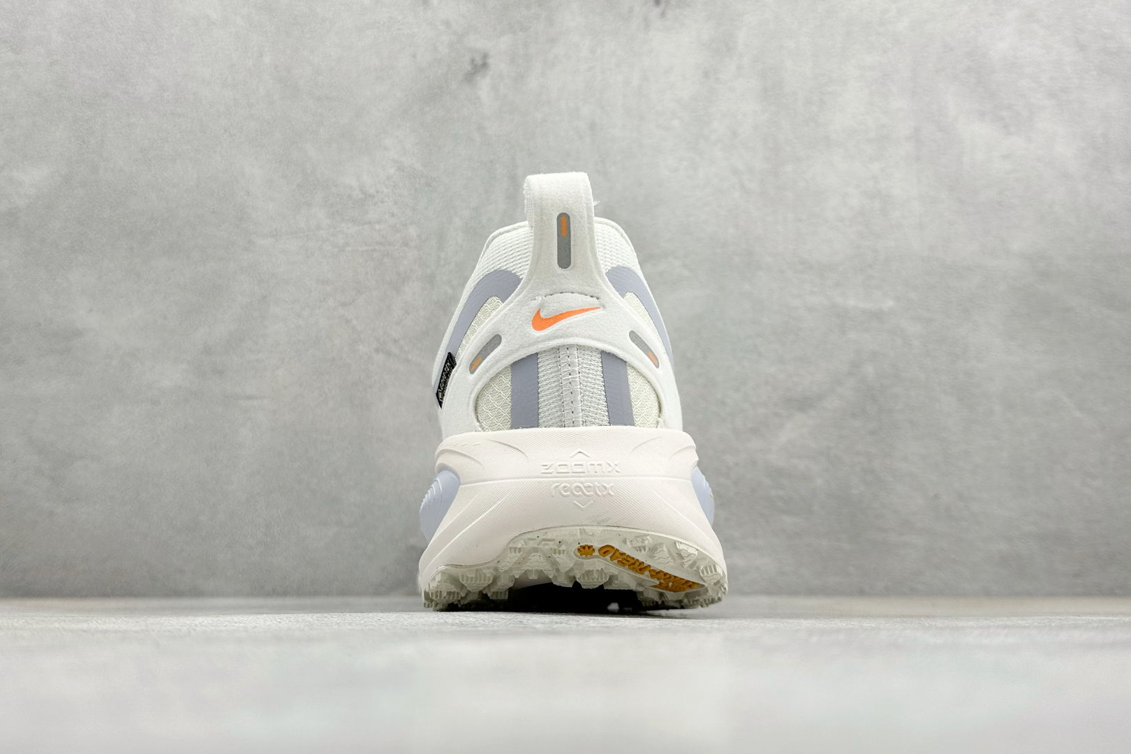 Nike VOMERO 18 GTX 耐克 舒适减震防滑 低帮跑步鞋 HQ7002-100 Nike VOMERO 18 GTX 耐克 舒适减震防滑 低帮跑步鞋 HQ7002-100