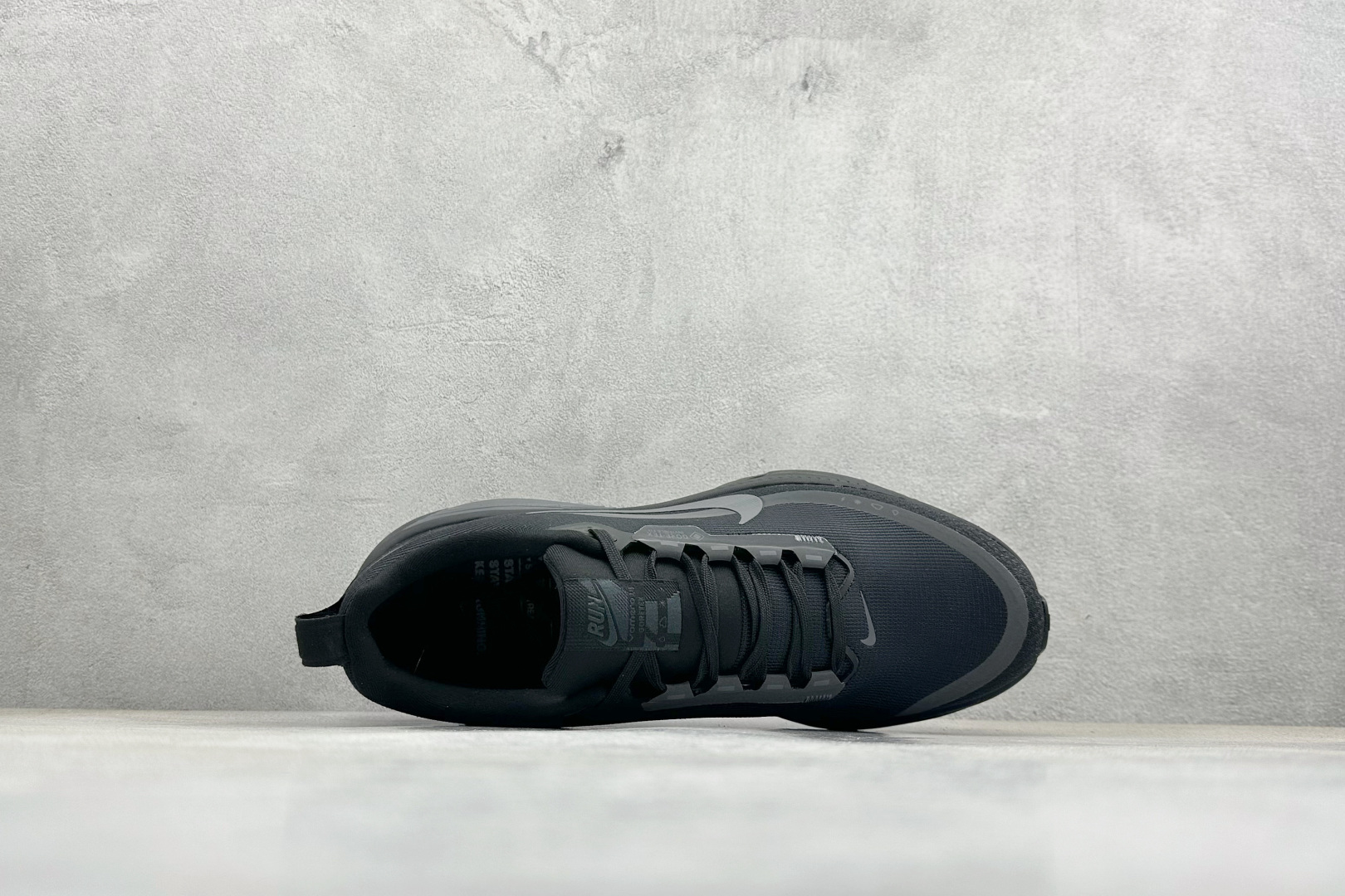 Nike VOMERO 18 GTX 耐克 舒适减震防滑 低帮跑步鞋 HQ7001-001