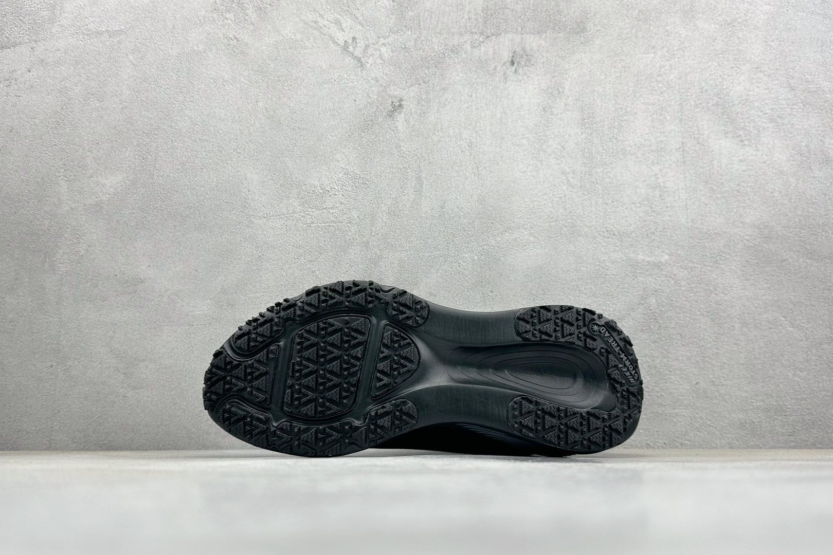 Nike VOMERO 18 GTX 耐克 舒适减震防滑 低帮跑步鞋 HQ7001-001