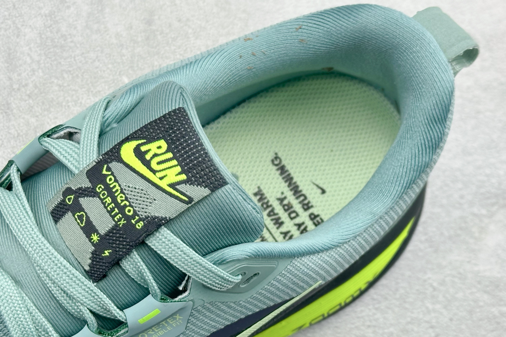 Nike VOMERO 18 GTX 耐克 舒适减震防滑 低帮跑步鞋 HQ7001-300 Nike VOMERO 18 GTX 耐克 舒适减震防滑 低帮跑步鞋 HQ7001-300