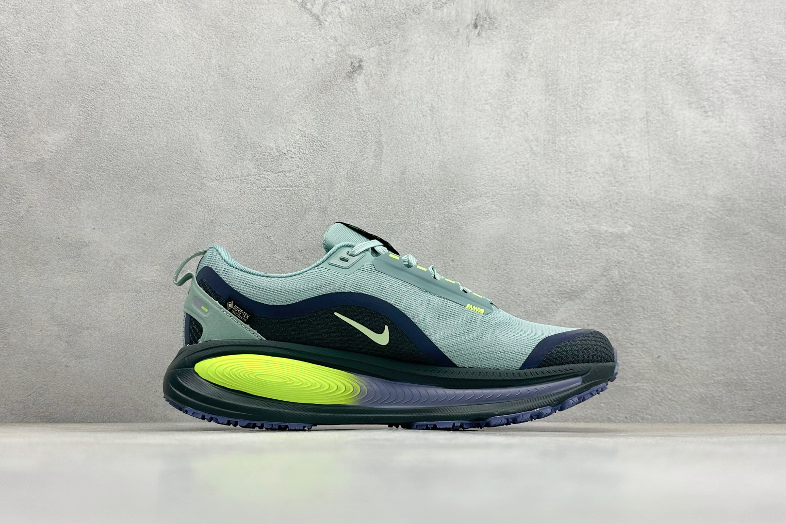 Nike VOMERO 18 GTX 耐克 舒适减震防滑 低帮跑步鞋 HQ7001-300 Nike VOMERO 18 GTX 耐克 舒适减震防滑 低帮跑步鞋 HQ7001-300