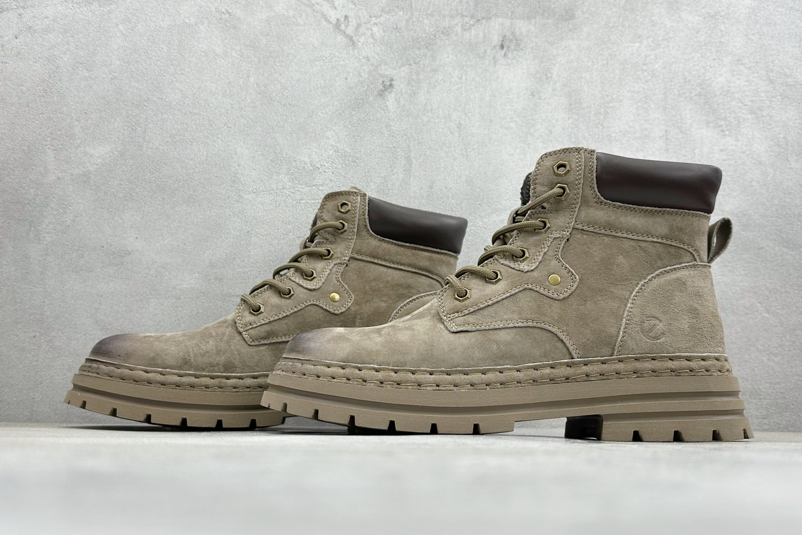 Ecco 爱步适酷系列工装真皮防滑厚底大黄靴 638908-01001