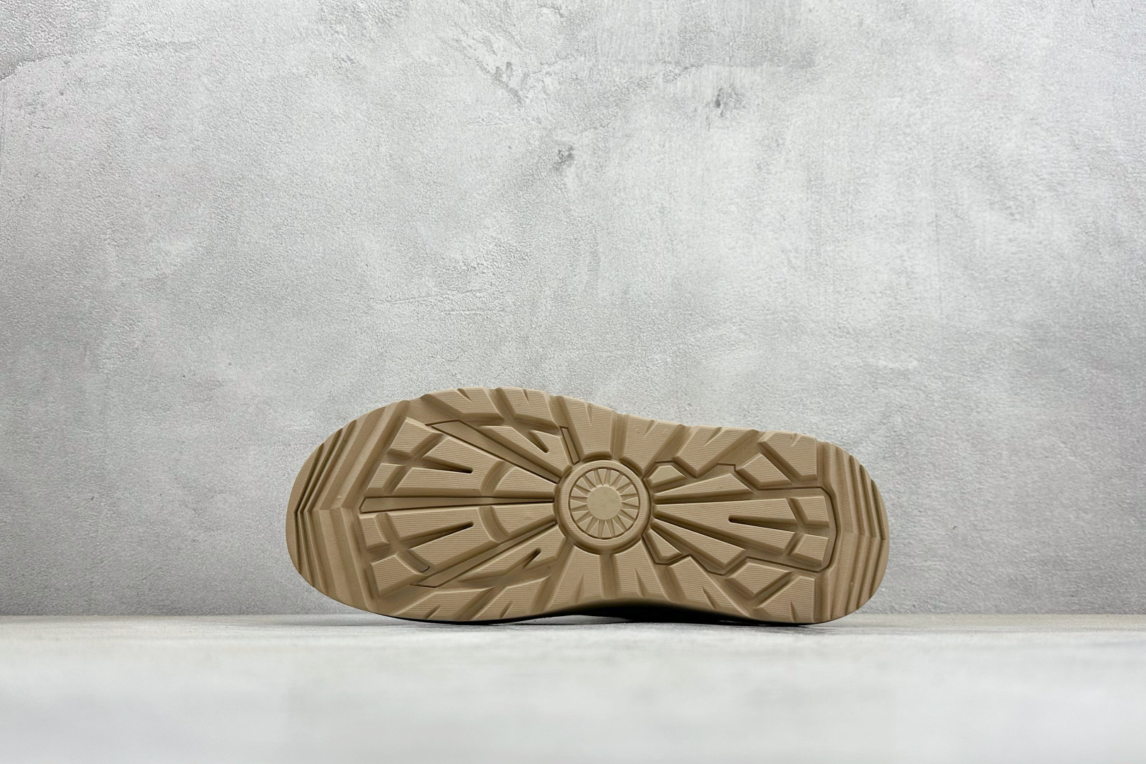 UGG秋冬新品（毛绒一体内里保暖锁热）秋冬必备 户外中帮男士休闲鞋雪地靴马丁靴系列 U6332