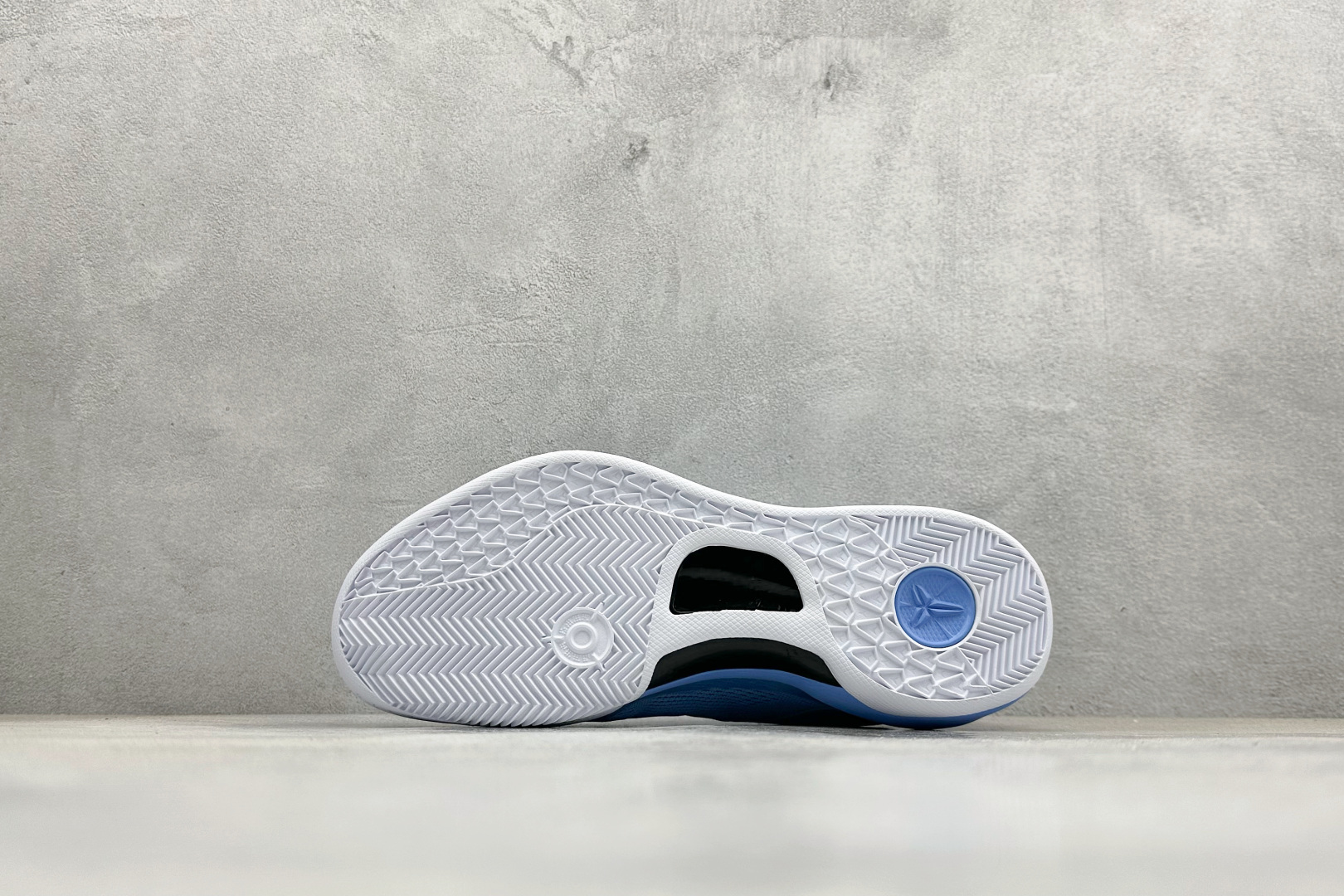 CK版Nike Zoom Kobe Ⅷ System 科比8代低帮实战篮球鞋 HM6469-401 CK版Nike Zoom Kobe Ⅷ System 科比8代低帮实战篮球鞋 HM6469-401