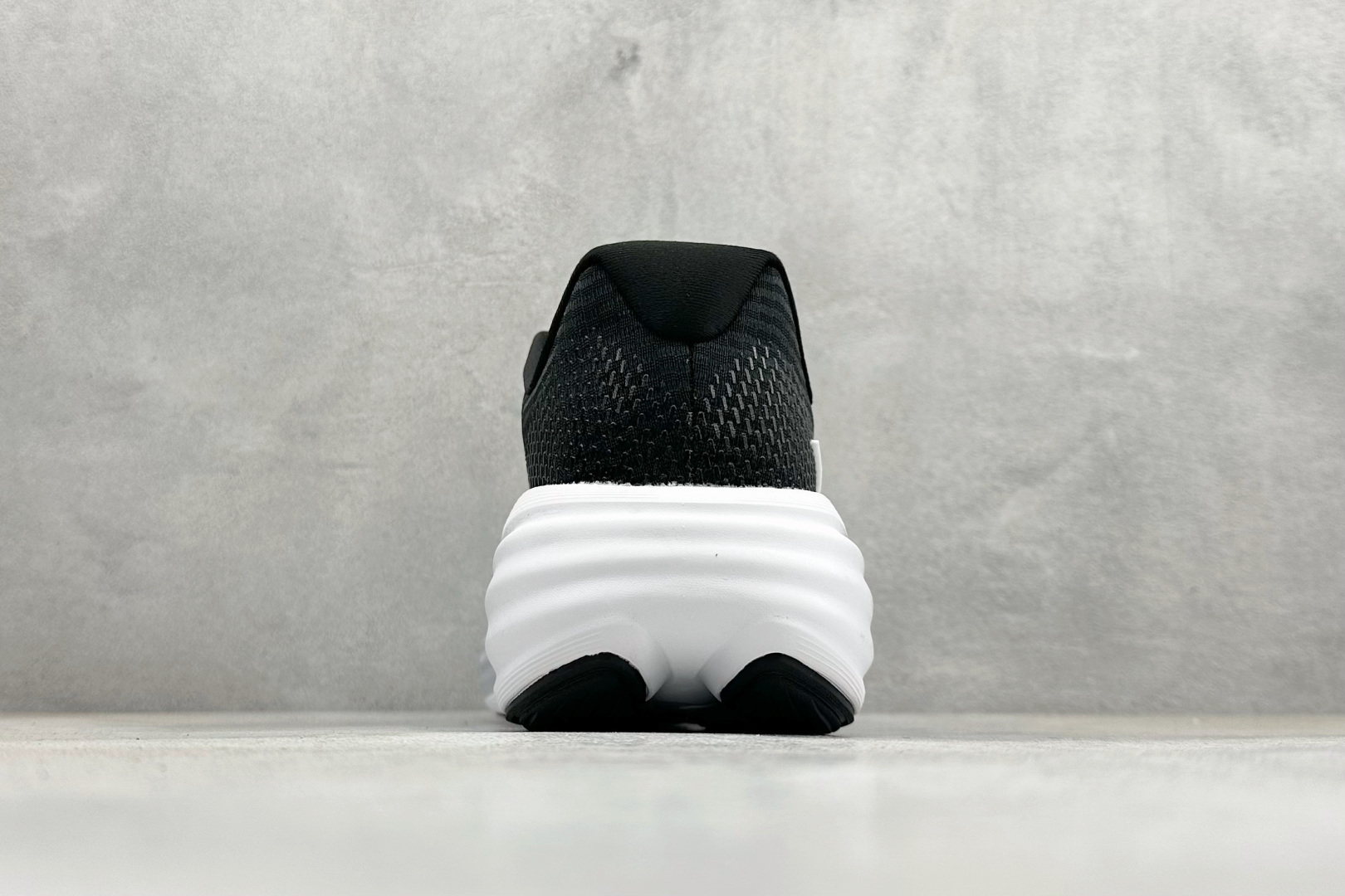 Nike Zoom Vomero 舒适减震防滑 低帮跑步鞋 YC2661-001