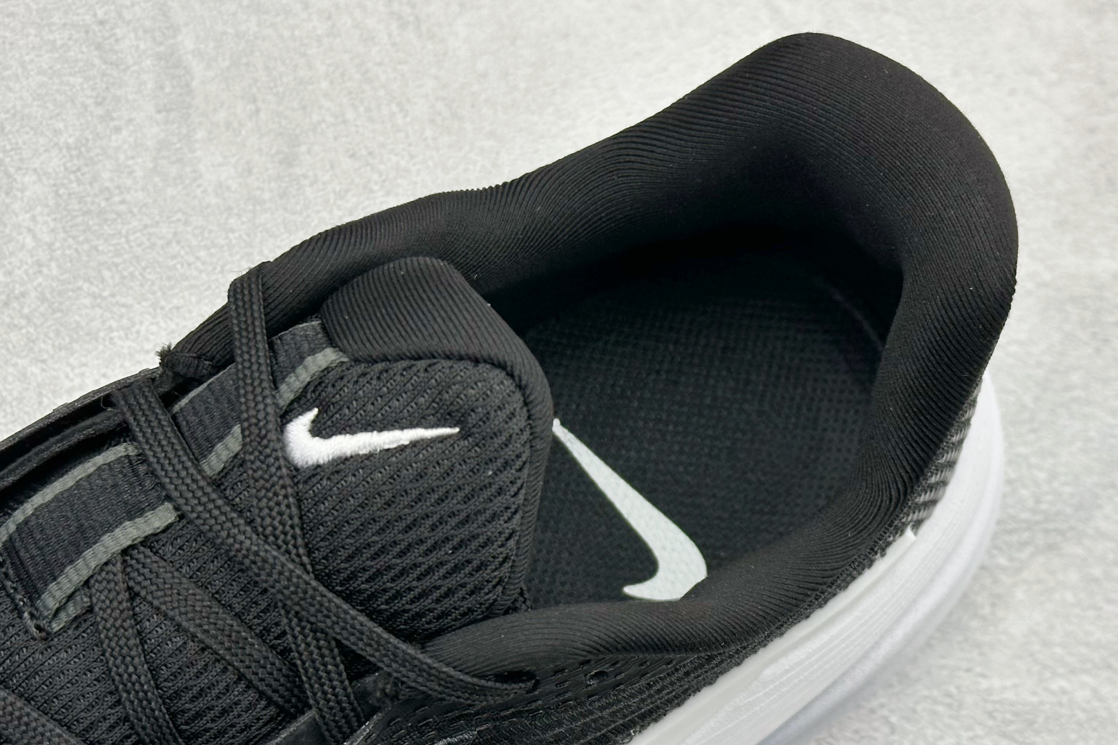 Nike Zoom Vomero 舒适减震防滑 低帮跑步鞋 YC2661-001