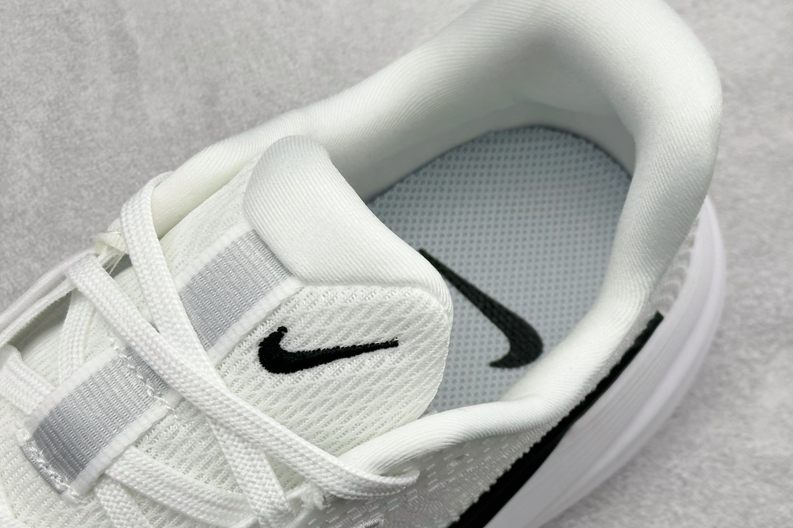 Nike Zoom Vomero 舒适减震防滑 低帮跑步鞋 YC2661-007