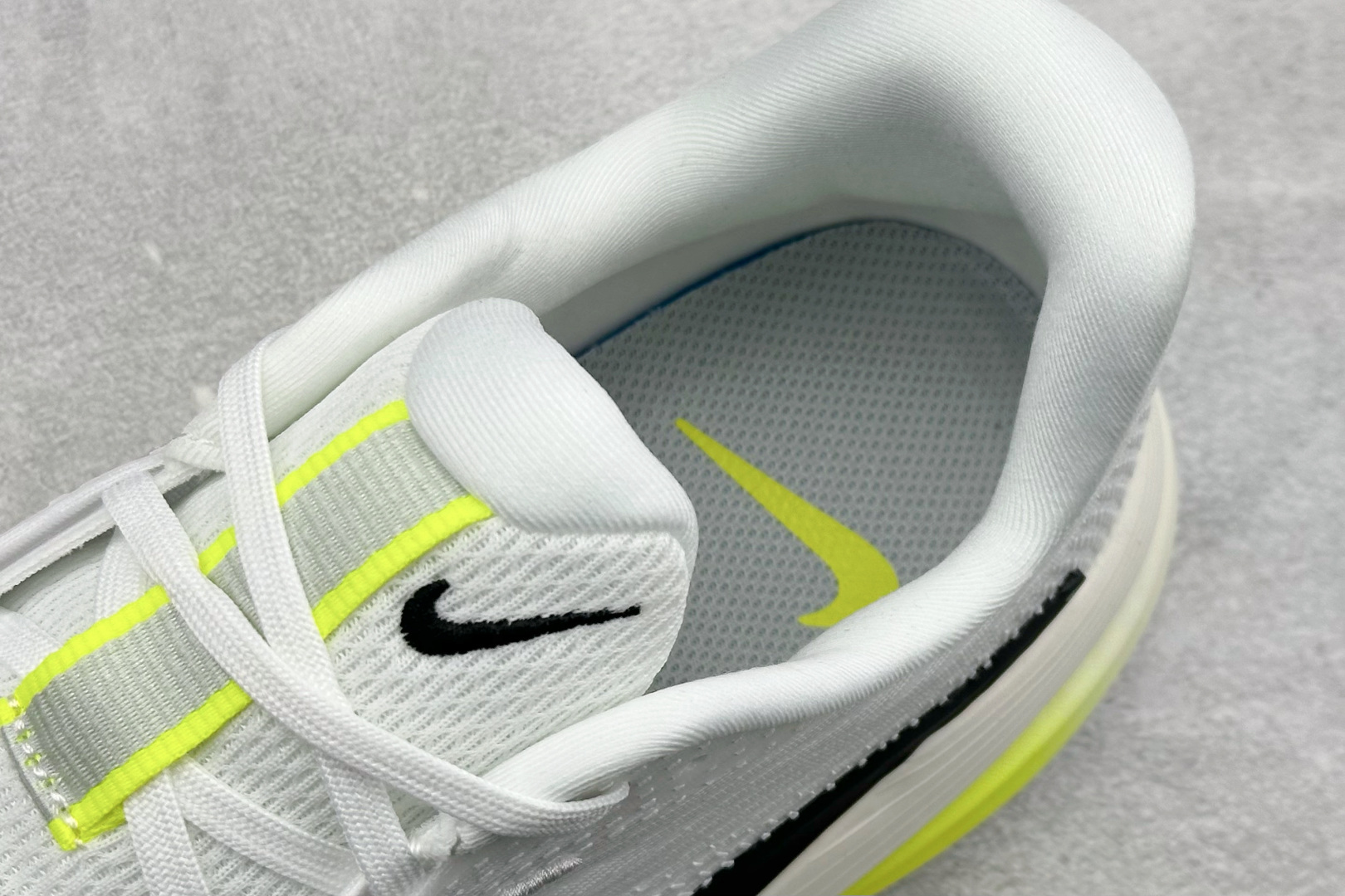 Nike Zoom Vomero 舒适减震防滑 低帮跑步鞋 YC2661-006