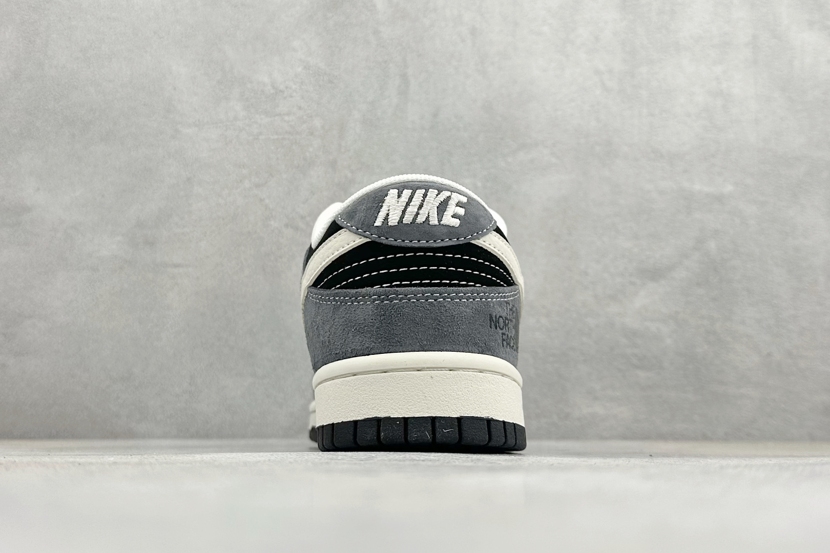 Nike SB Dunk Low 北面联名 灰黑猪八革 周年高端定制 低帮休闲板鞋 DN3168-006 Nike SB Dunk Low 北面联名 灰黑猪八革 周年高端定制 低帮休闲板鞋 DN3168-006