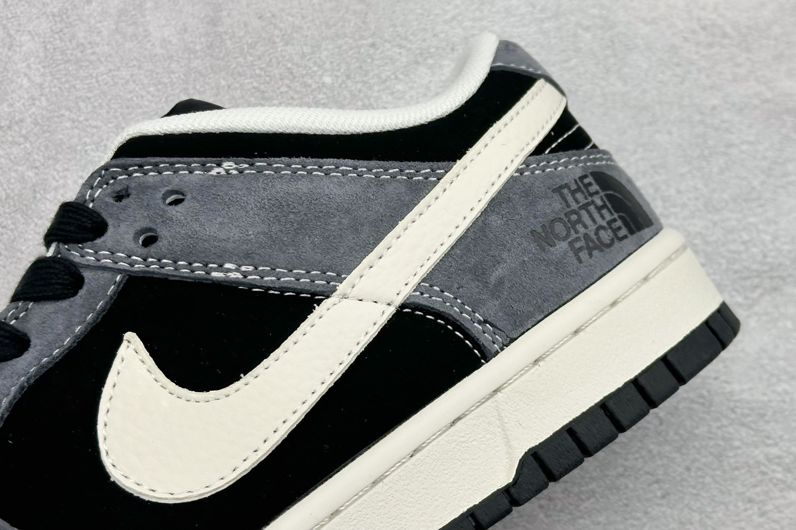 Nike SB Dunk Low 北面联名 灰黑猪八革 周年高端定制 低帮休闲板鞋 DN3168-006 Nike SB Dunk Low 北面联名 灰黑猪八革 周年高端定制 低帮休闲板鞋 DN3168-006