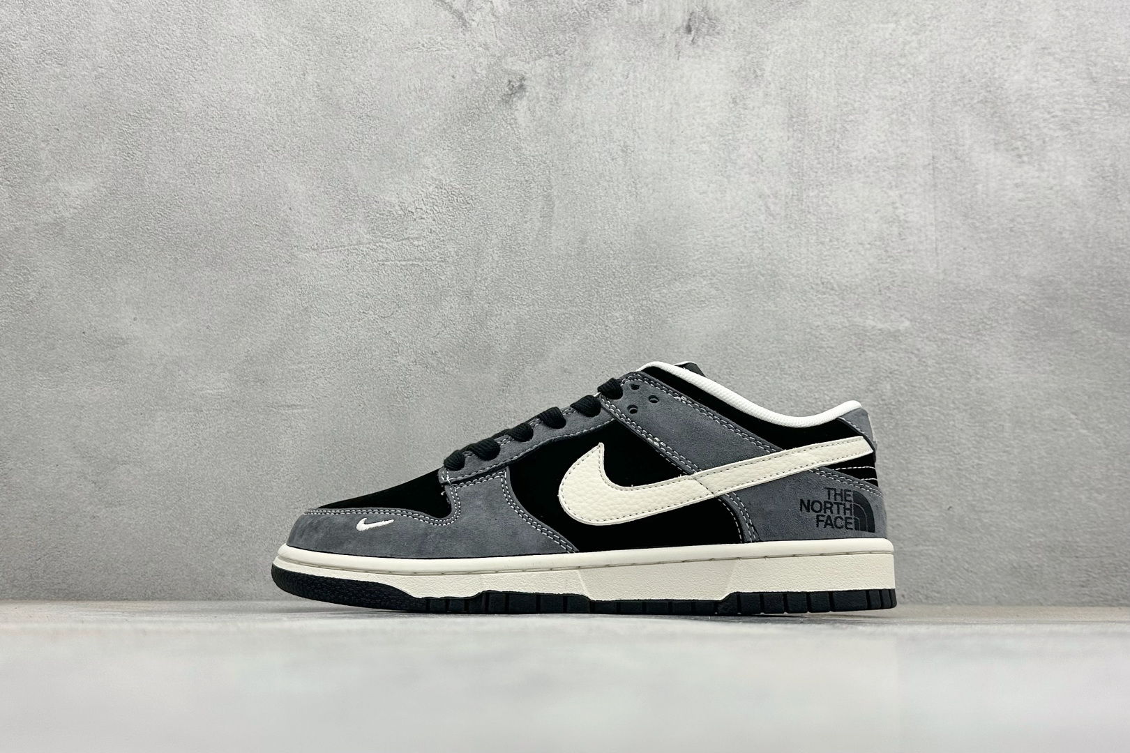 Nike SB Dunk Low 北面联名 灰黑猪八革 周年高端定制 低帮休闲板鞋 DN3168-006 Nike SB Dunk Low 北面联名 灰黑猪八革 周年高端定制 低帮休闲板鞋 DN3168-006