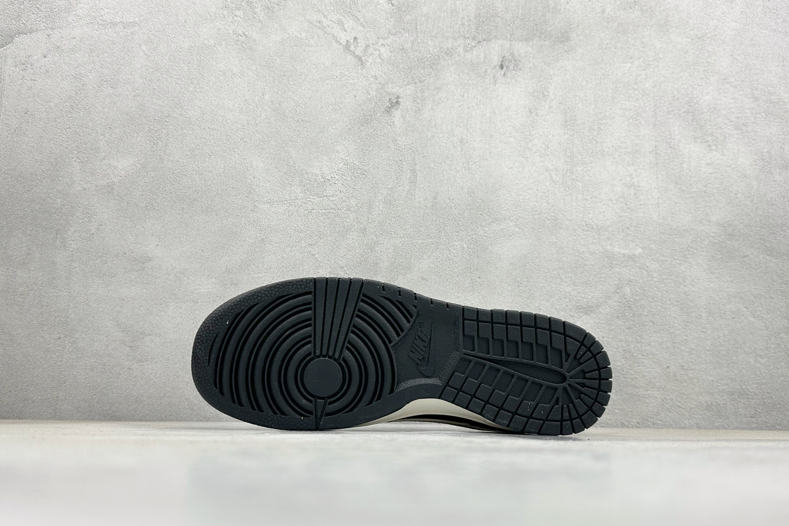 Nike SB Dunk Low 北面联名 灰黑猪八革 周年高端定制 低帮休闲板鞋 DN3168-006 Nike SB Dunk Low 北面联名 灰黑猪八革 周年高端定制 低帮休闲板鞋 DN3168-006