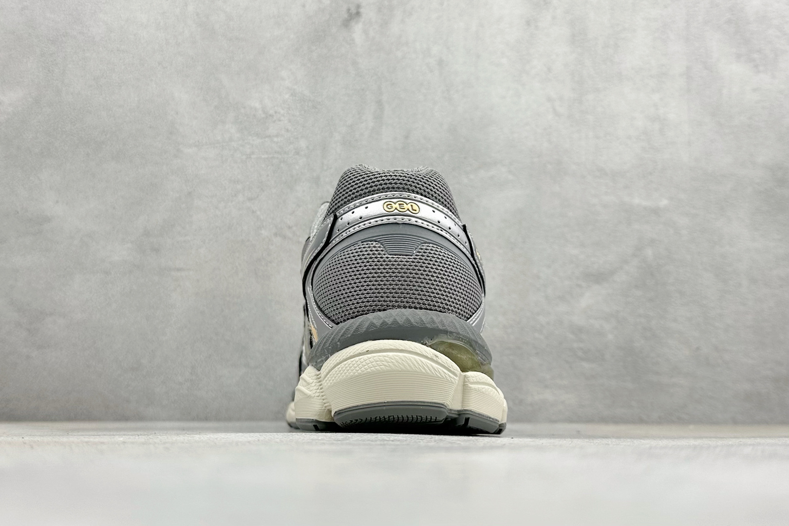 Asics Gel-Cumulus 16 亚瑟士复古透气休闲缓震耐磨跑步鞋 1203A733-101