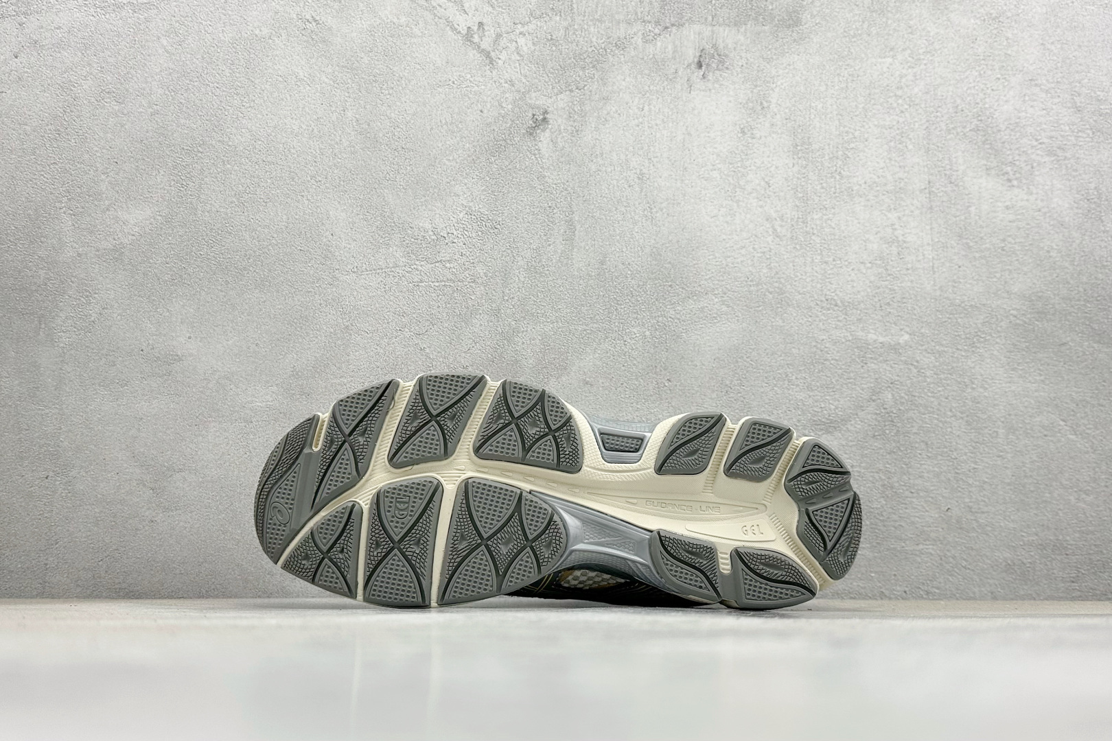 Asics Gel-Cumulus 16 亚瑟士复古透气休闲缓震耐磨跑步鞋 1203A733-101