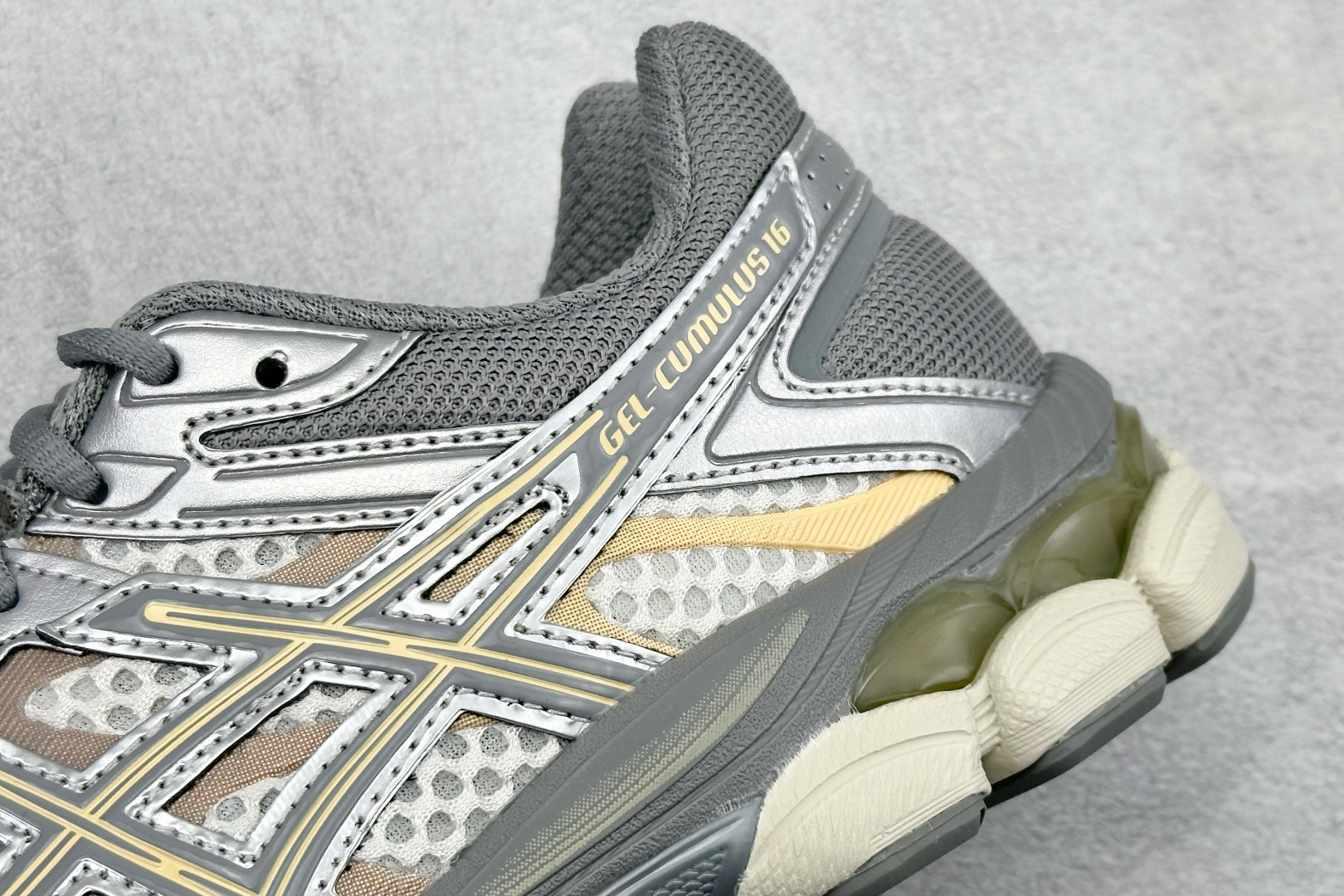 Asics Gel-Cumulus 16 亚瑟士复古透气休闲缓震耐磨跑步鞋 1203A733-101