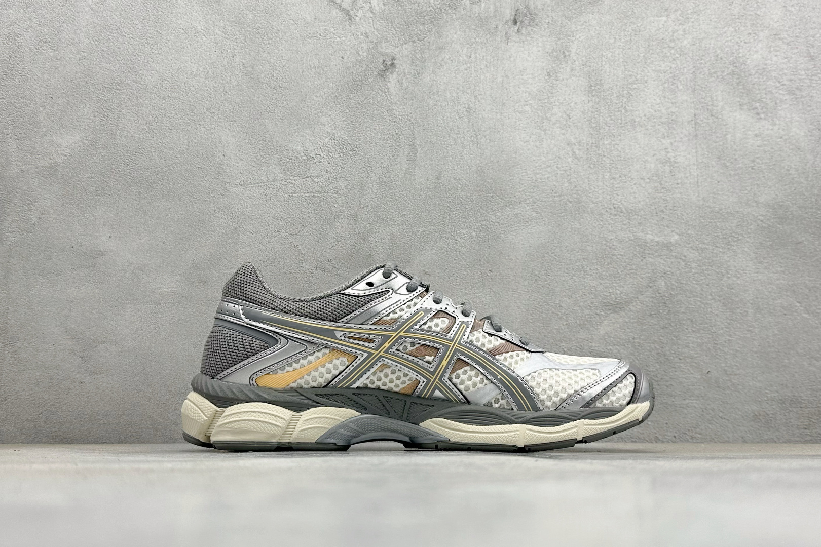Asics Gel-Cumulus 16 亚瑟士复古透气休闲缓震耐磨跑步鞋 1203A733-101