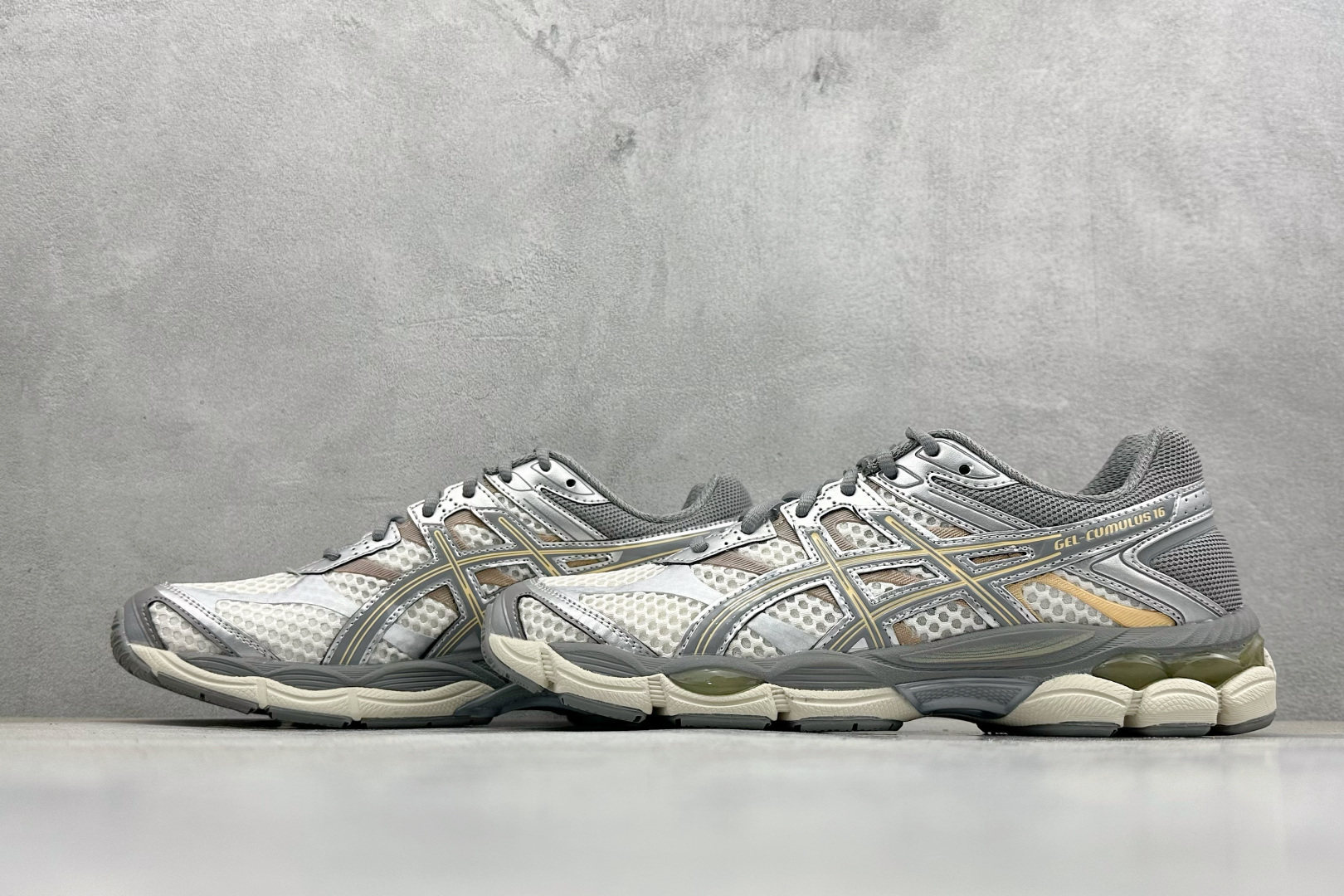 Asics Gel-Cumulus 16 亚瑟士复古透气休闲缓震耐磨跑步鞋 1203A733-101