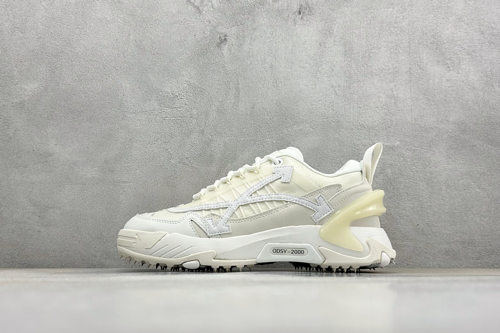 OFF-WHITE ODSY 织物 系带圆头跑鞋