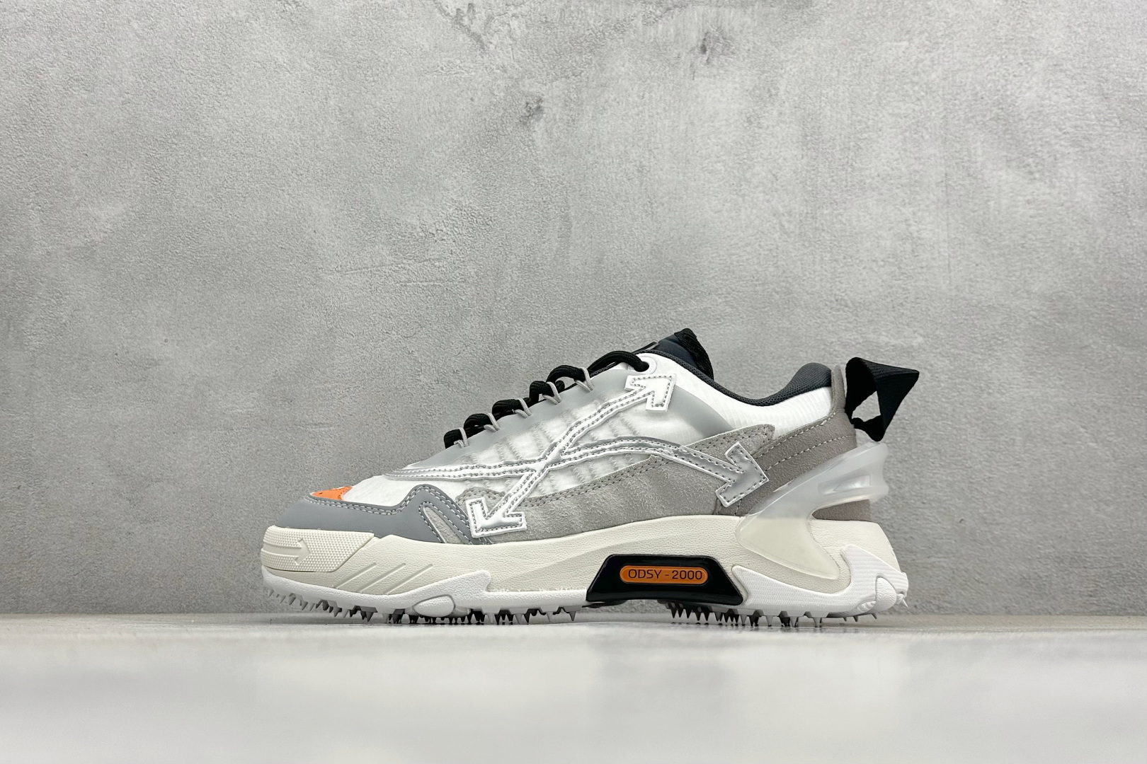 OFF-WHITE ODSY 织物 系带圆头跑鞋