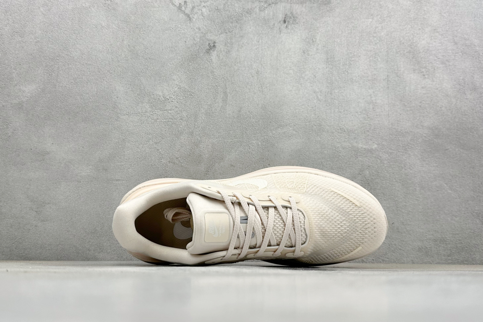 Nike VOMERO PREMIUM 舒适减震防滑 低帮跑步鞋 全掌ReactX泡绵中底 HQ2050-835