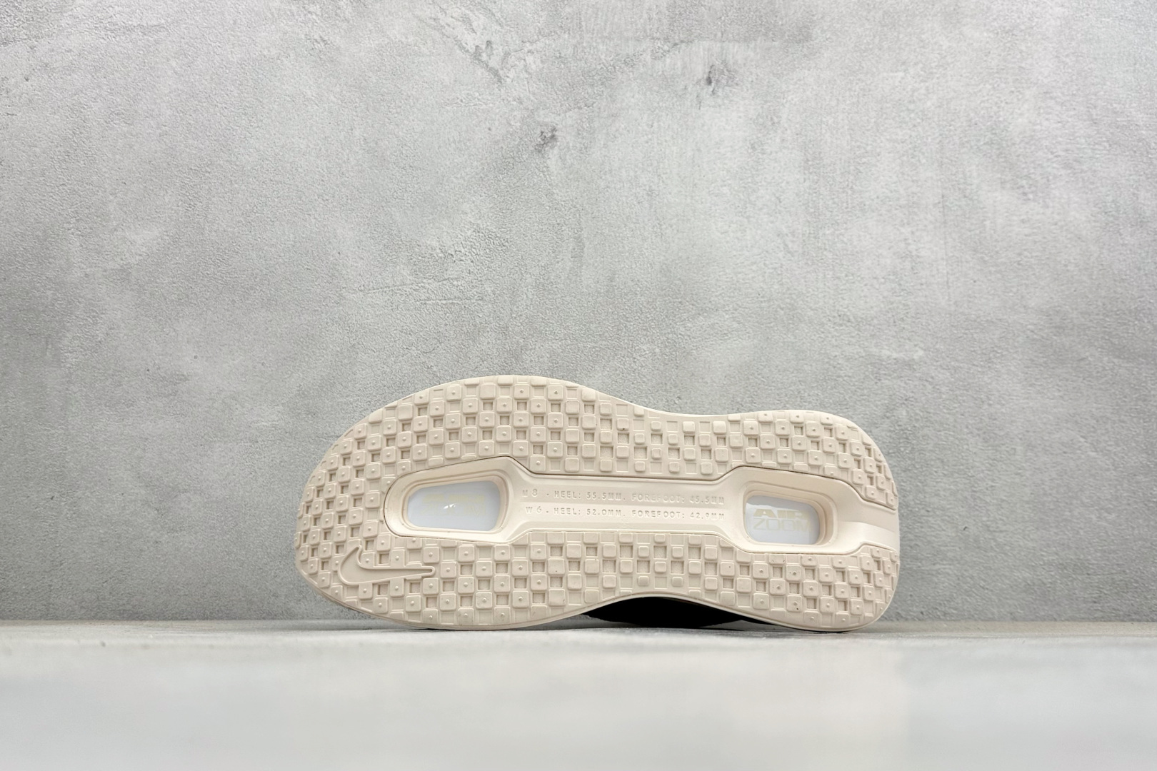 Nike VOMERO PREMIUM 舒适减震防滑 低帮跑步鞋 全掌ReactX泡绵中底 HQ2050-835