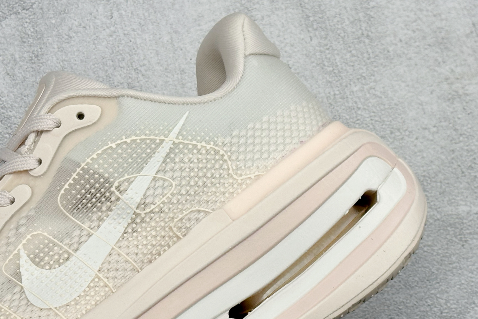 Nike VOMERO PREMIUM 舒适减震防滑 低帮跑步鞋 全掌ReactX泡绵中底 HQ2050-835