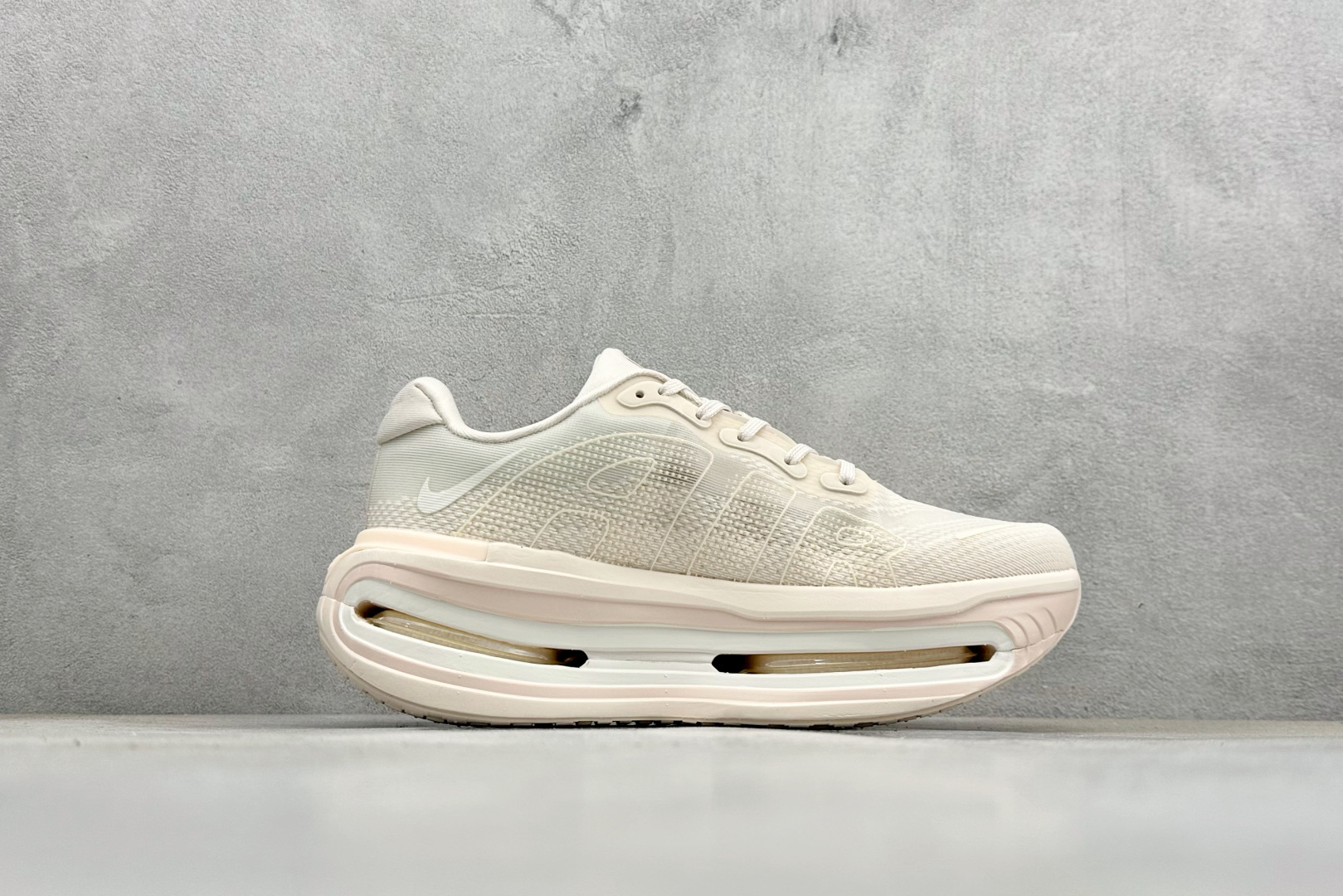 Nike VOMERO PREMIUM 舒适减震防滑 低帮跑步鞋 全掌ReactX泡绵中底 HQ2050-835