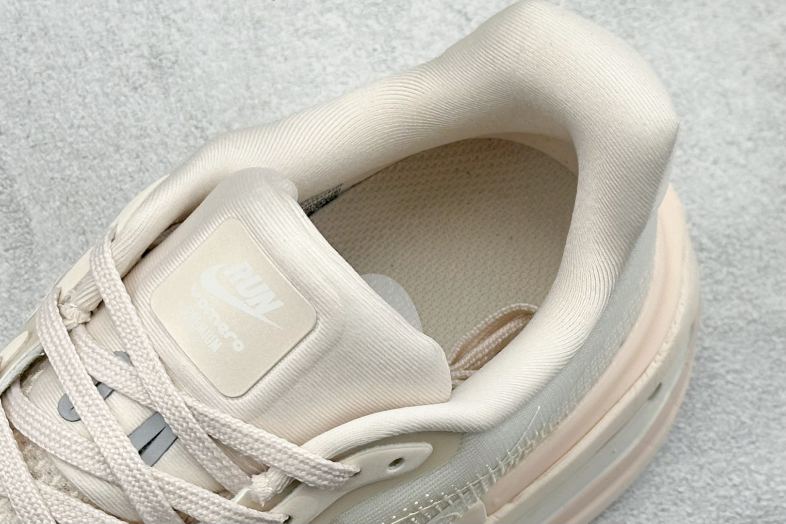 Nike VOMERO PREMIUM 舒适减震防滑 低帮跑步鞋 全掌ReactX泡绵中底 HQ2050-835