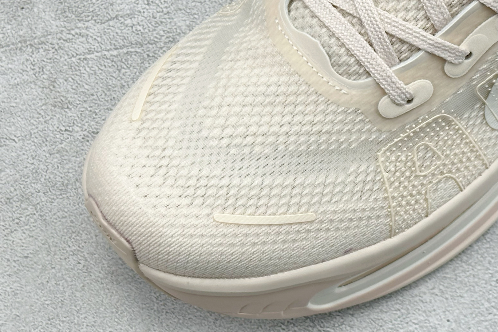 Nike VOMERO PREMIUM 舒适减震防滑 低帮跑步鞋 全掌ReactX泡绵中底 HQ2050-835