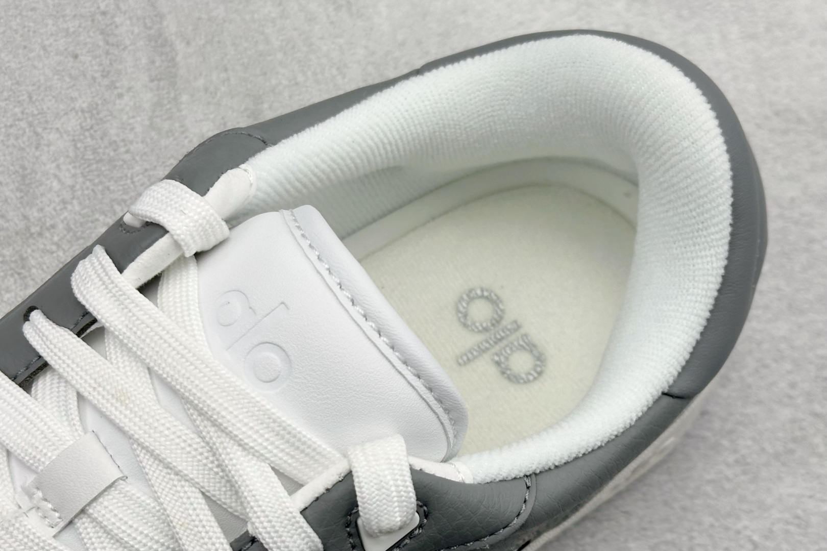 福利特价Alo Yoga Recovery Mode 人气单品 舒适简约防滑耐磨低帮休闲板鞋#Alo Y