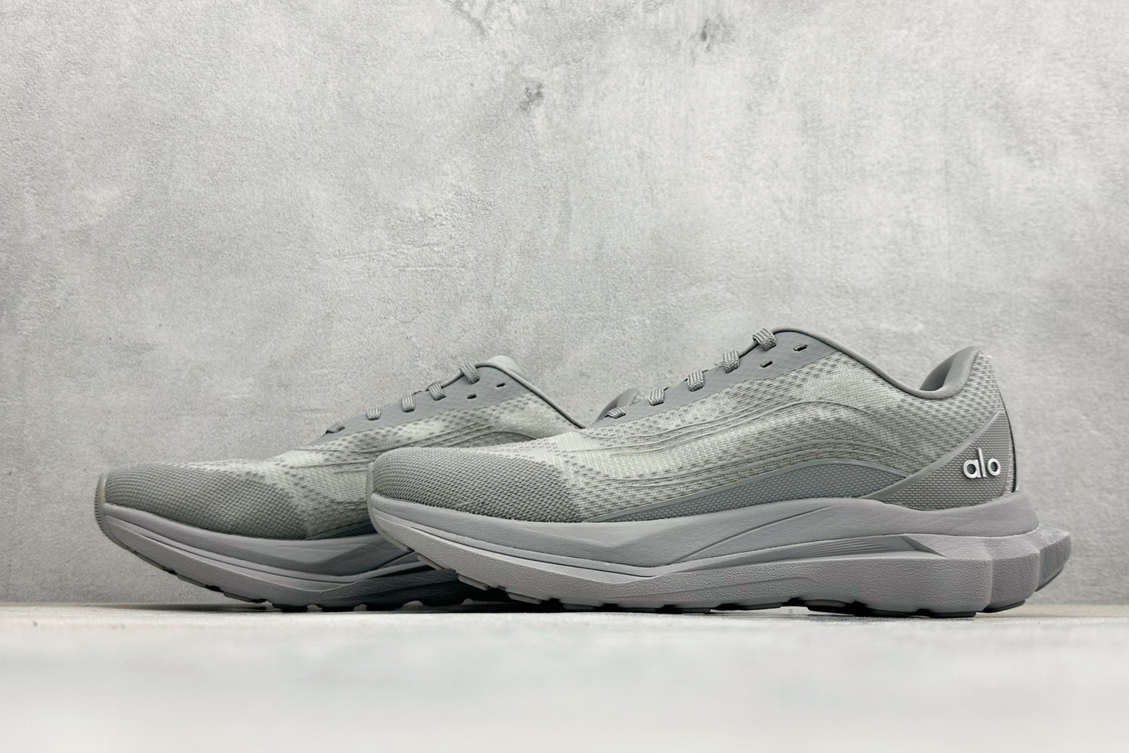 福利特价Alo Yoga Alo Runner 舒适百搭 网布减震透气支撑耐磨低帮 休闲城市通勤训练跑步